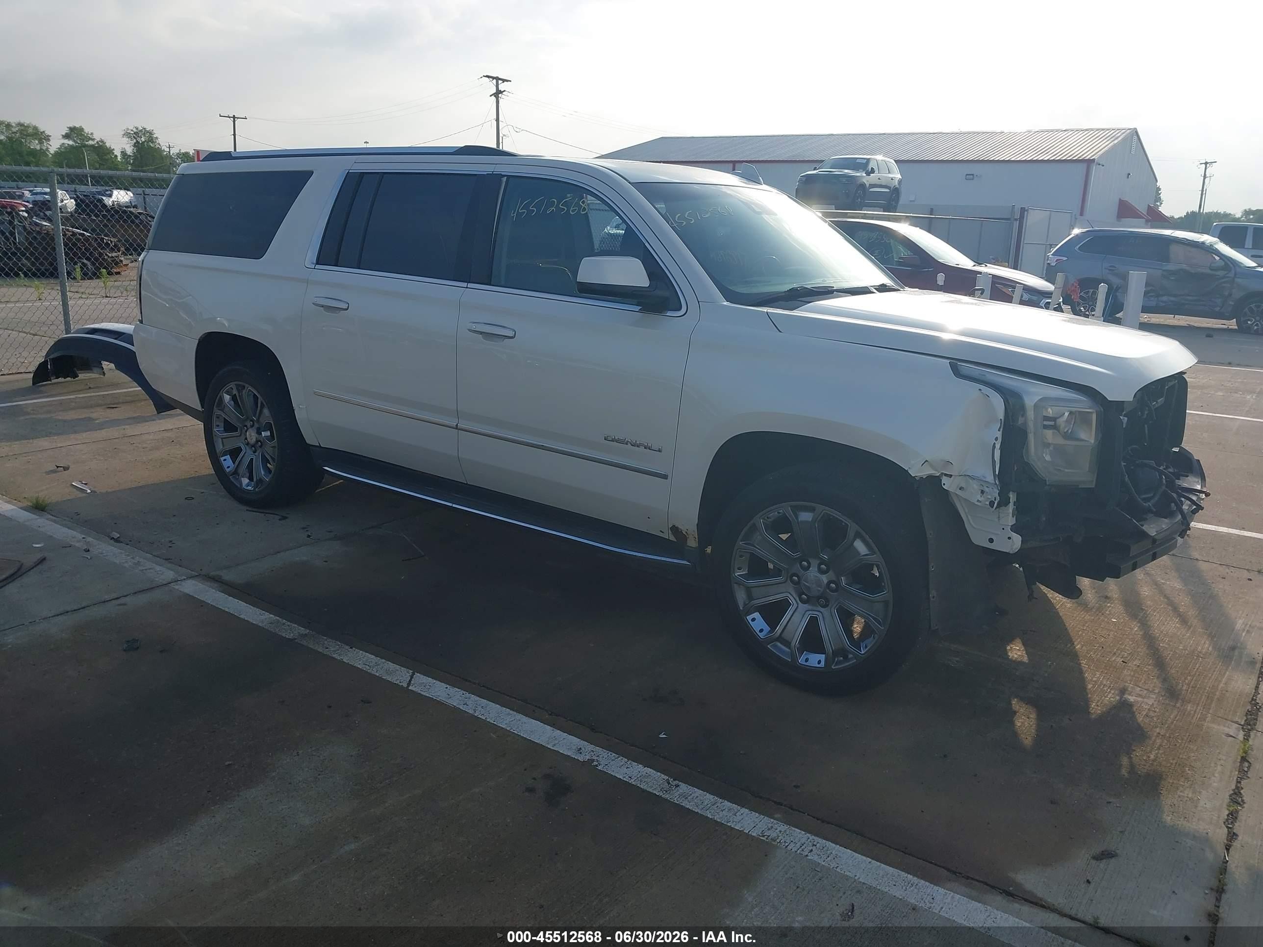 2015 GMC Yukon XL Denali, VIN 1GKS2JKJ3FR673856 — Front end