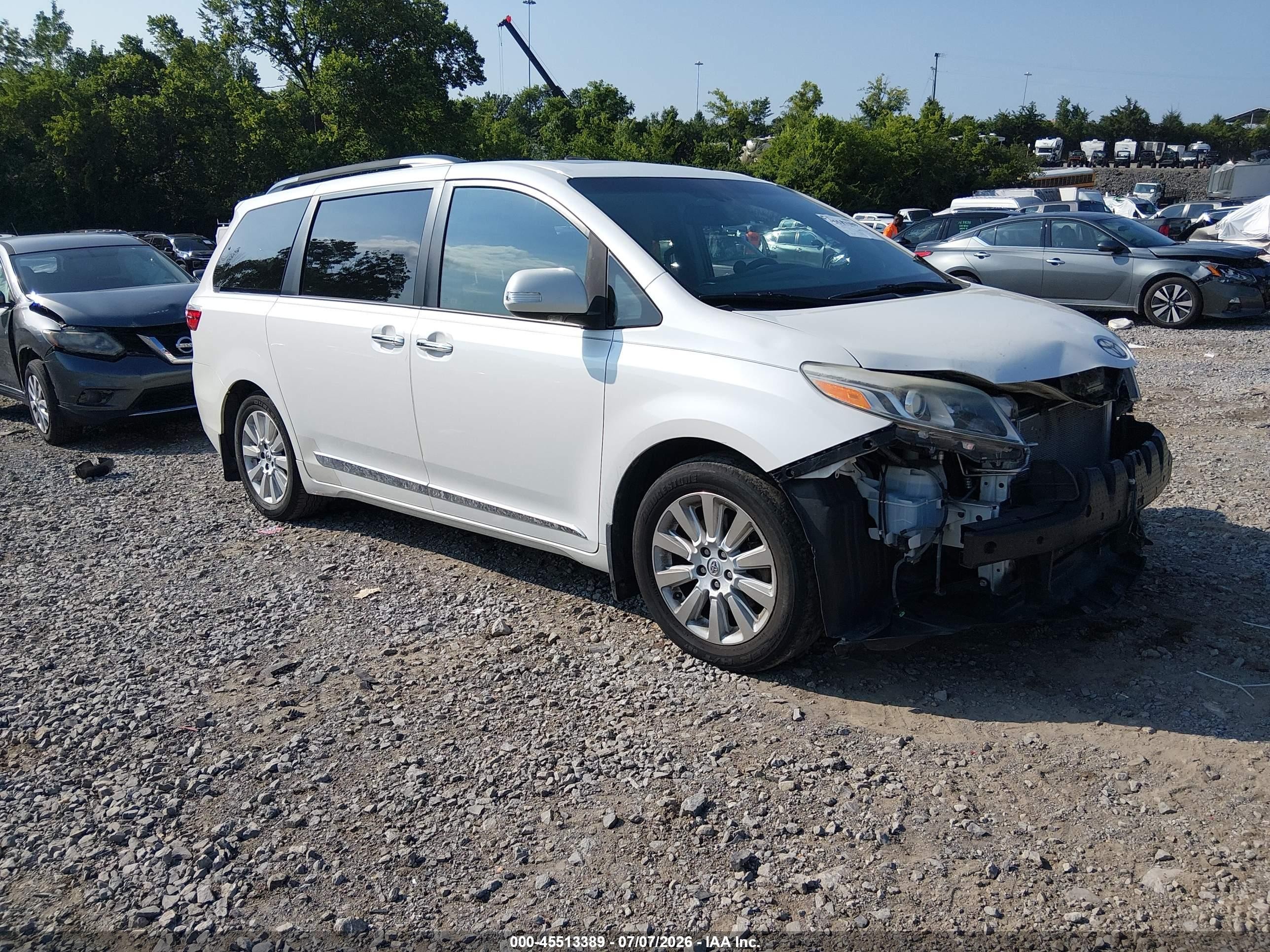 2015 Toyota Sienna XLE, VIN 5TDYK3DC9FS613355 — Front end
