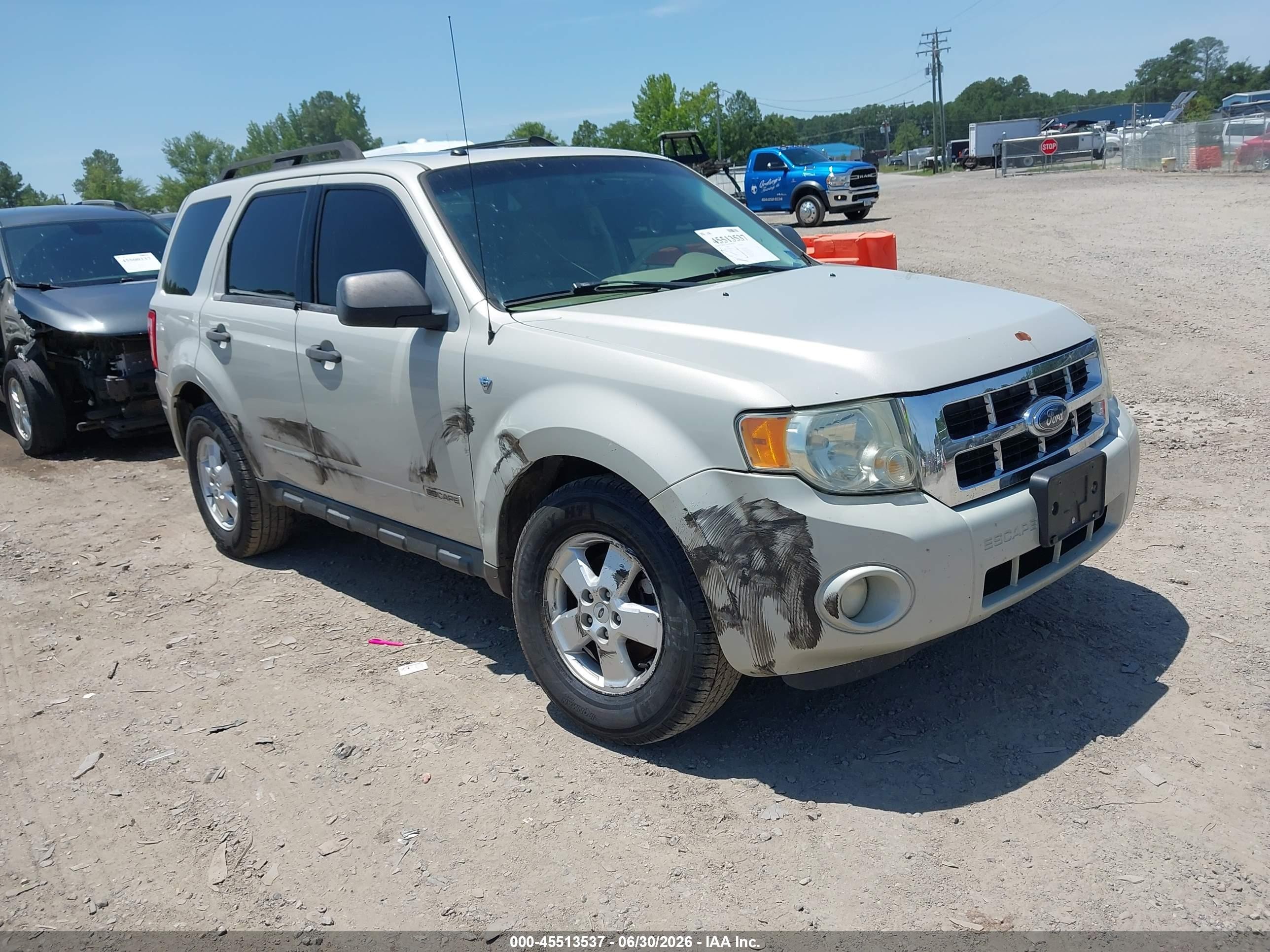 2008 Ford Escape XLT, VIN 1FMCU93148KD90851 — Бок