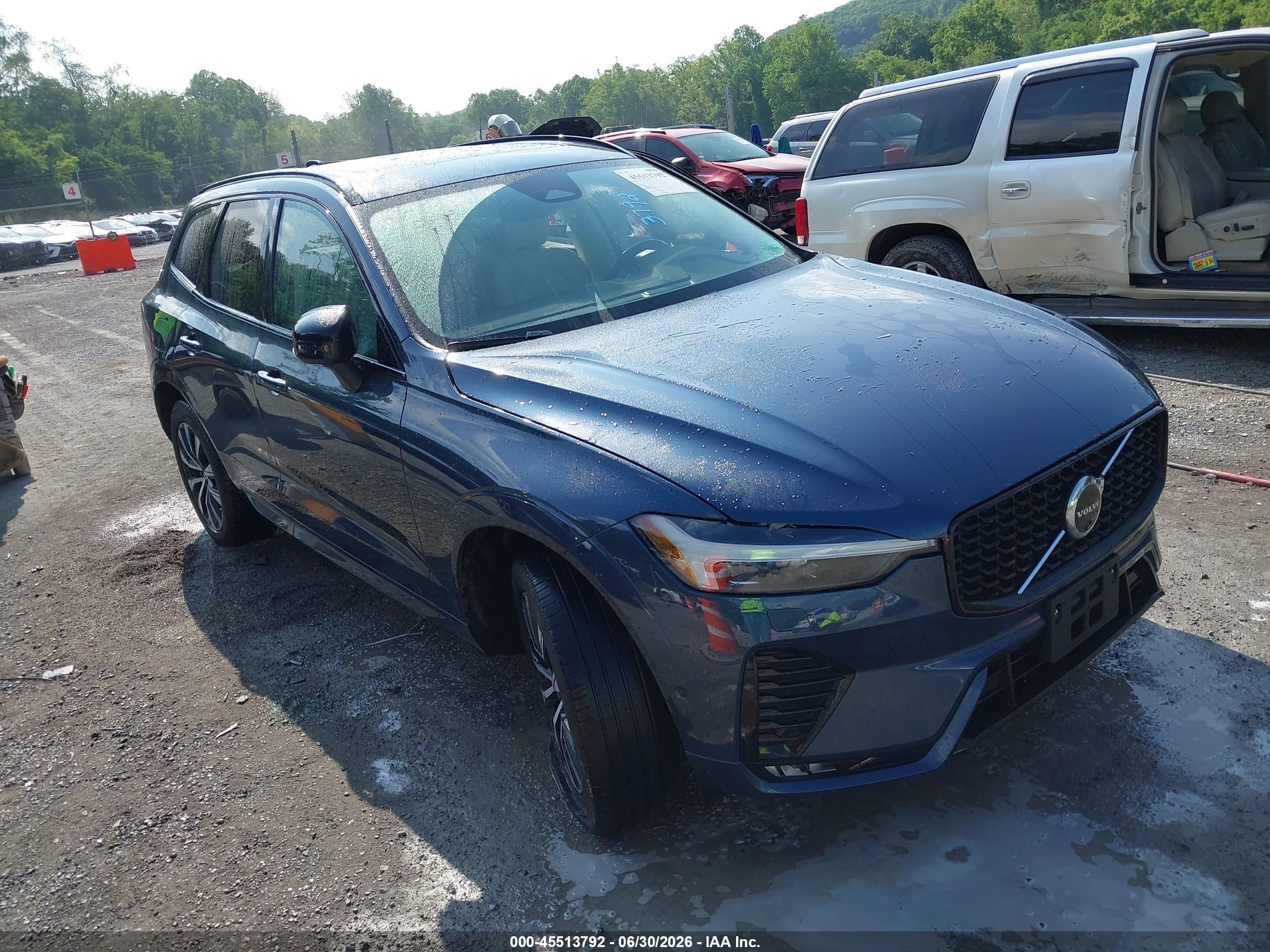2024 Volvo XC60 Plus Dark Theme, VIN YV4L12RL4R1800842 — Бок