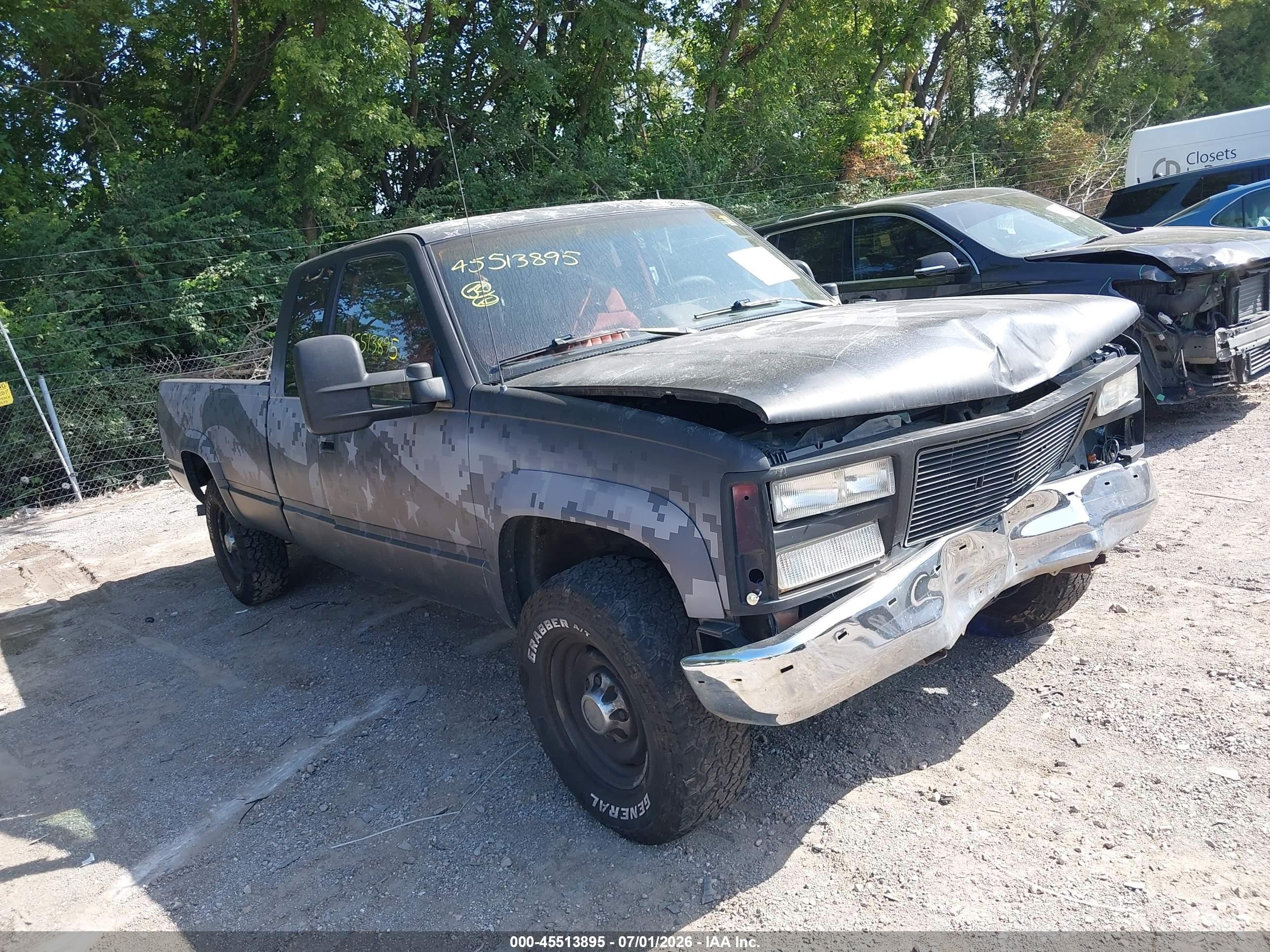 1992 Chevrolet K2500, VIN 2GCGK29K3N1101019 — Front end