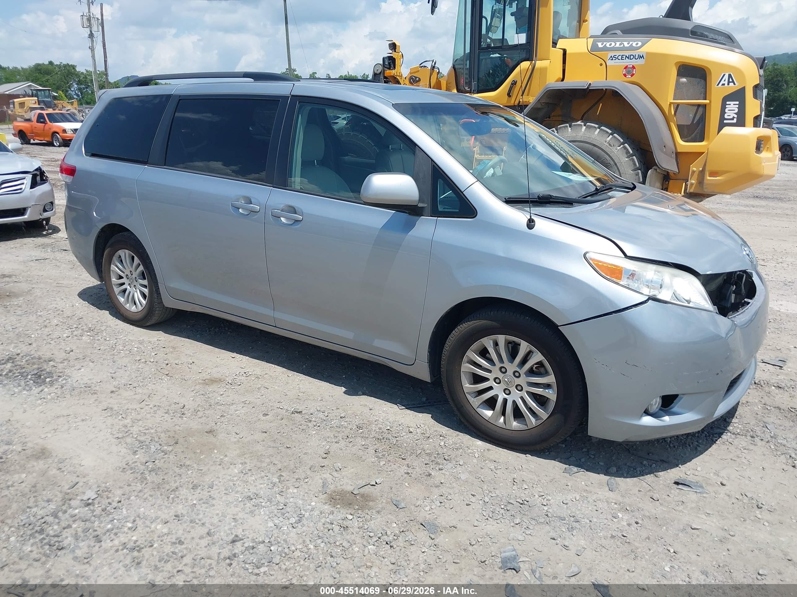 2014 Toyota Sienna XLE, VIN 5TDYK3DCXES522478 — Front end