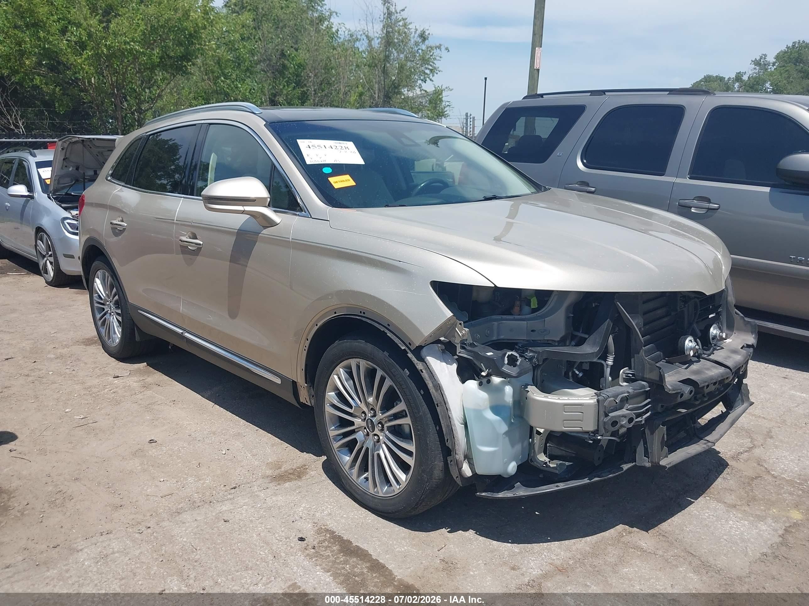 2017 Lincoln MKX Reserve, VIN 2LMPJ8LR0HBL41283 — Front end
