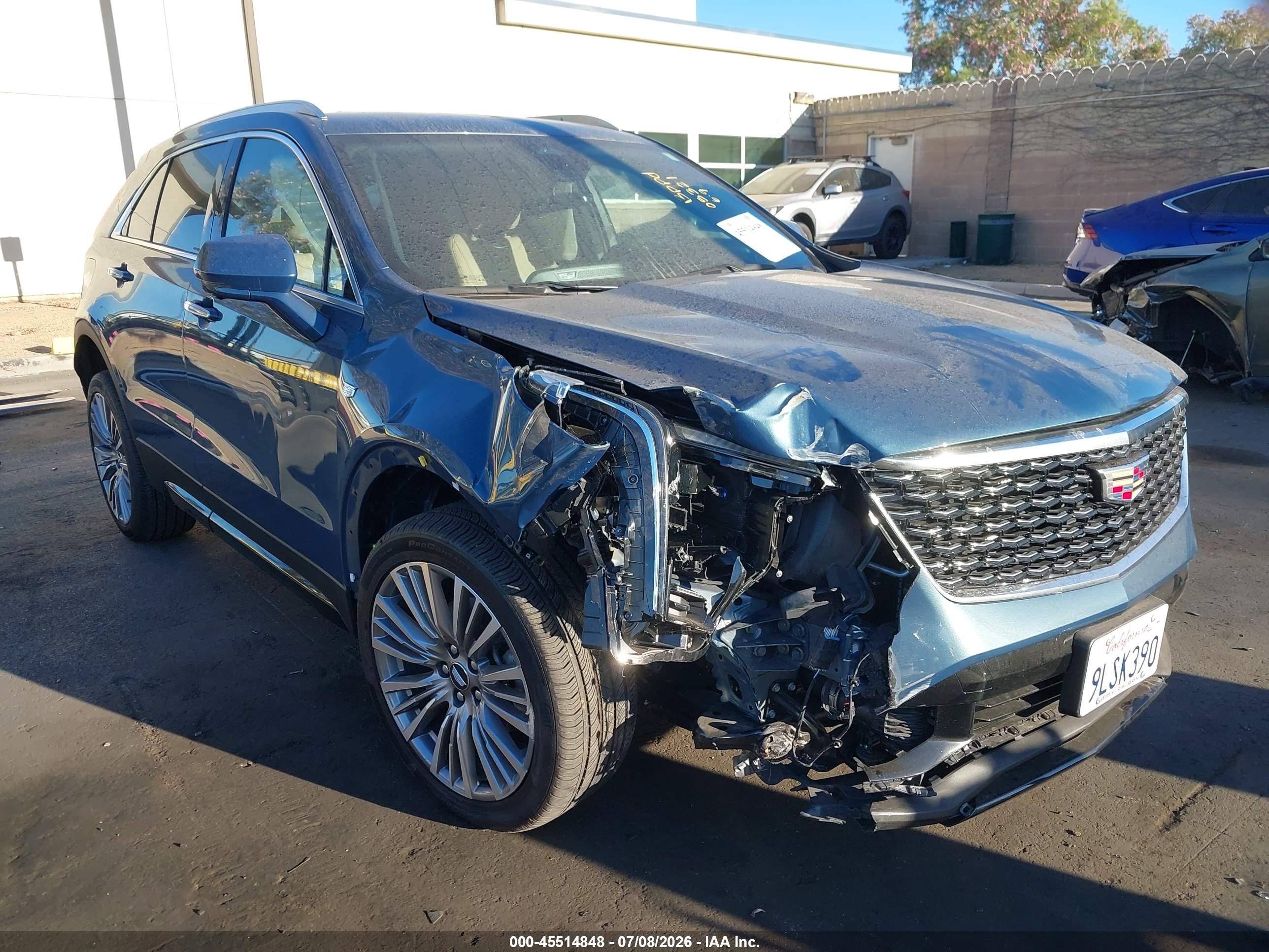 2025 Cadillac XT4 FWD Premium Luxury, VIN 1GYFZCR44SF105321 — Перед