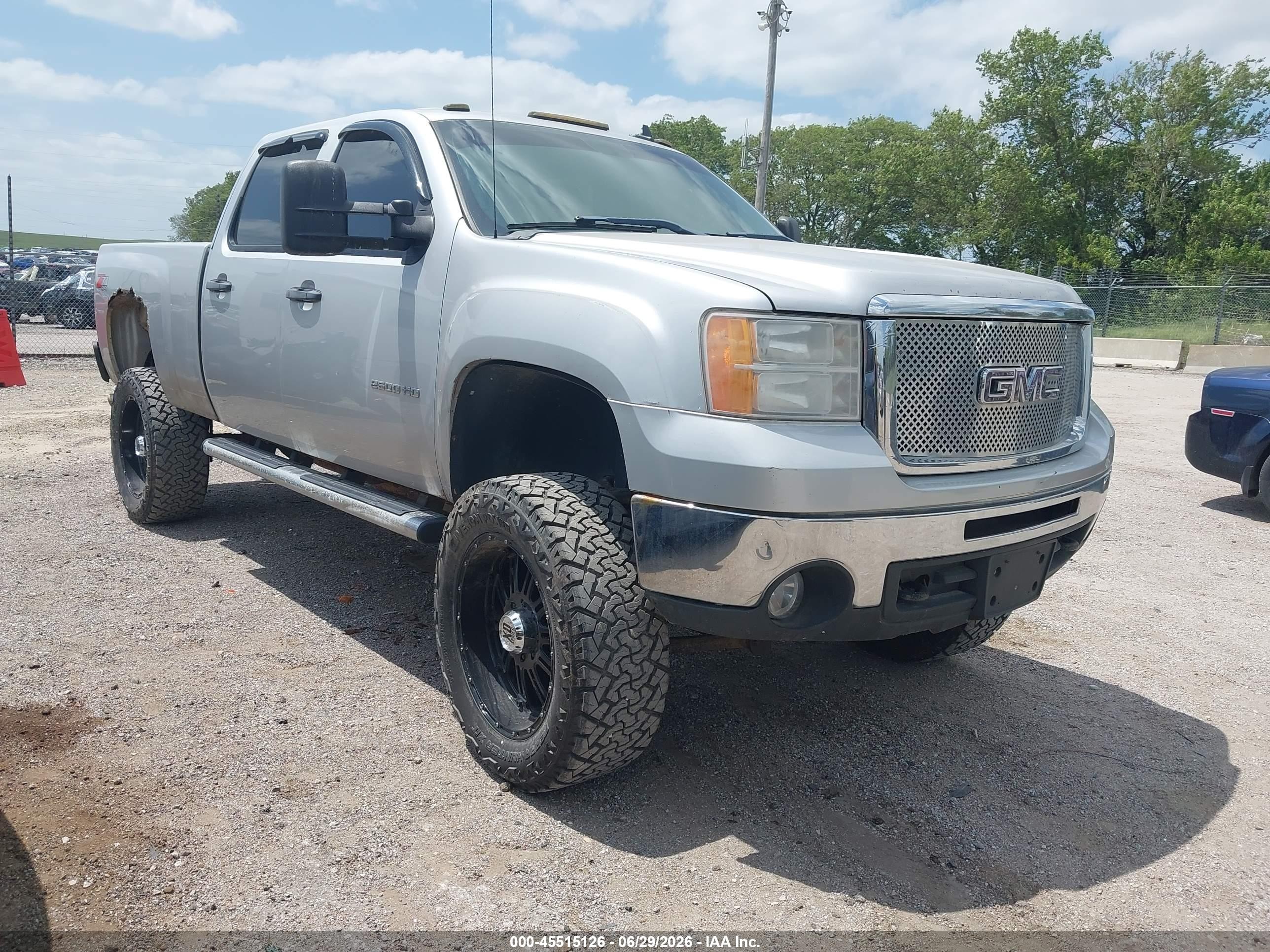 2010 GMC Sierra 2500HD SLE, VIN 1GT4K0BG4AF136555 — Front end
