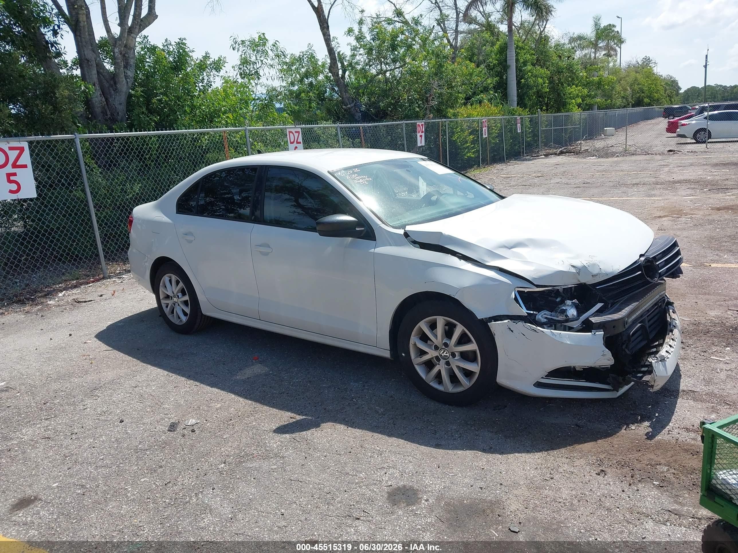 2015 Volkswagen Jetta SE, VIN 3VWD17AJ2FM356077 — Front end