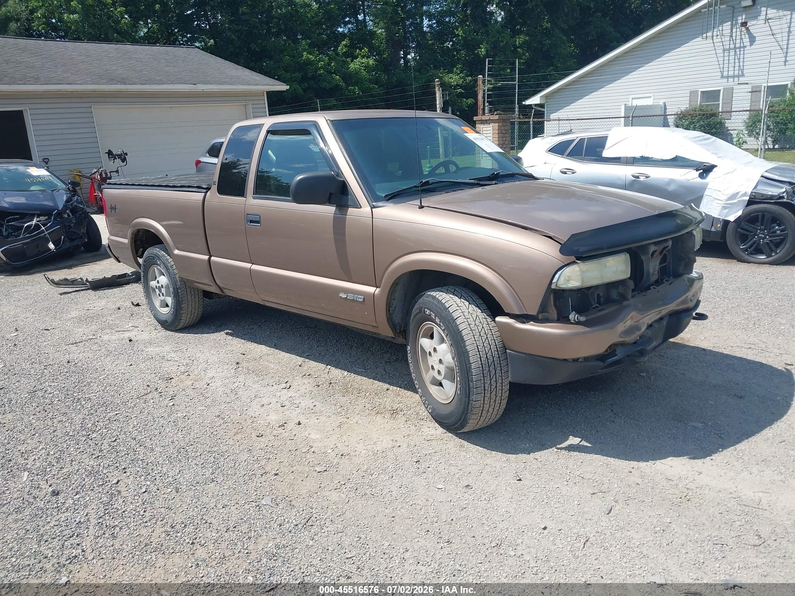 2002 Chevrolet S-10 LS, VIN 1GCDT19W428116666 — Front end