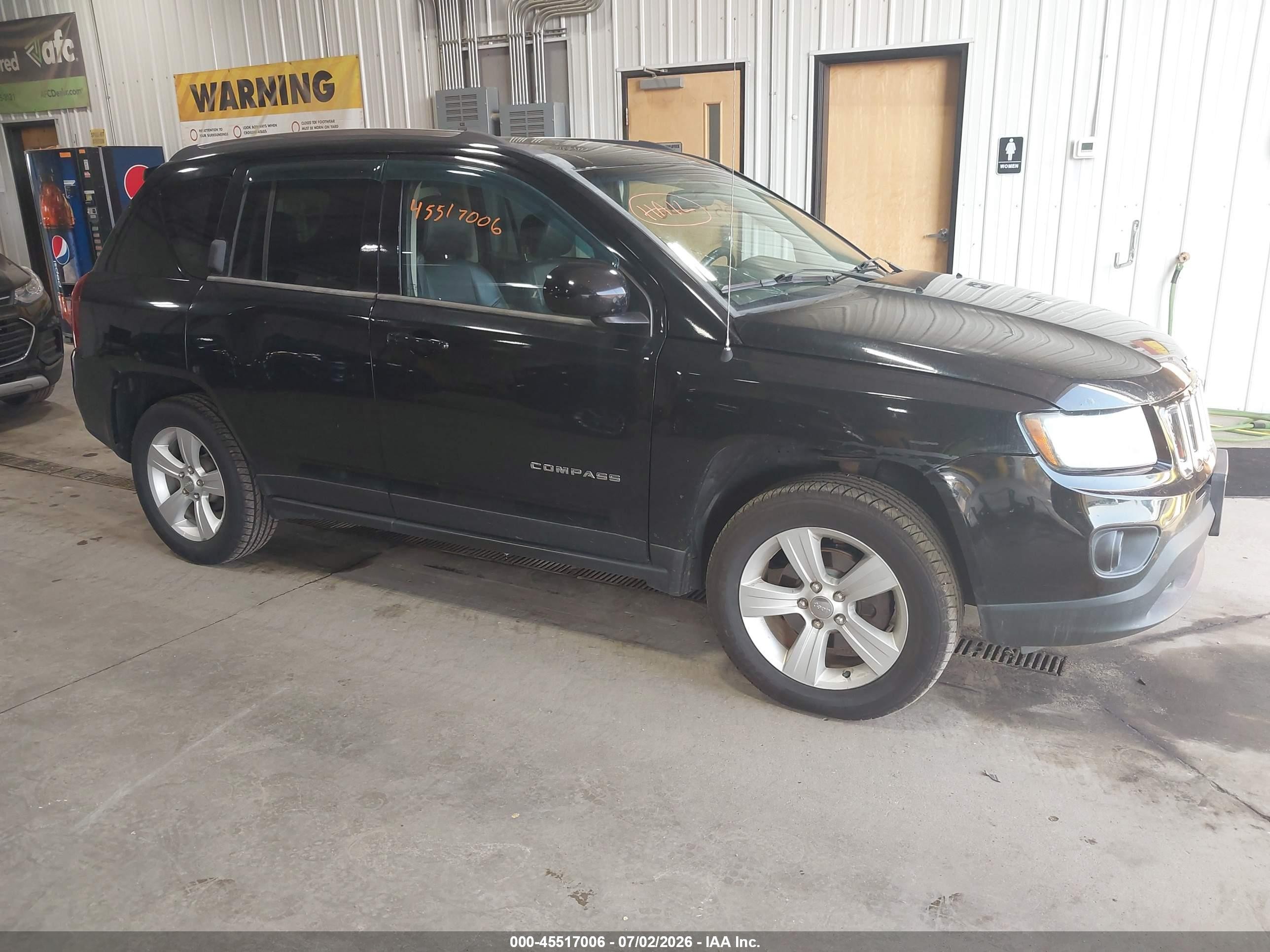 2014 Jeep Compass Latitude, VIN 1C4NJDEB0ED528822 — Град