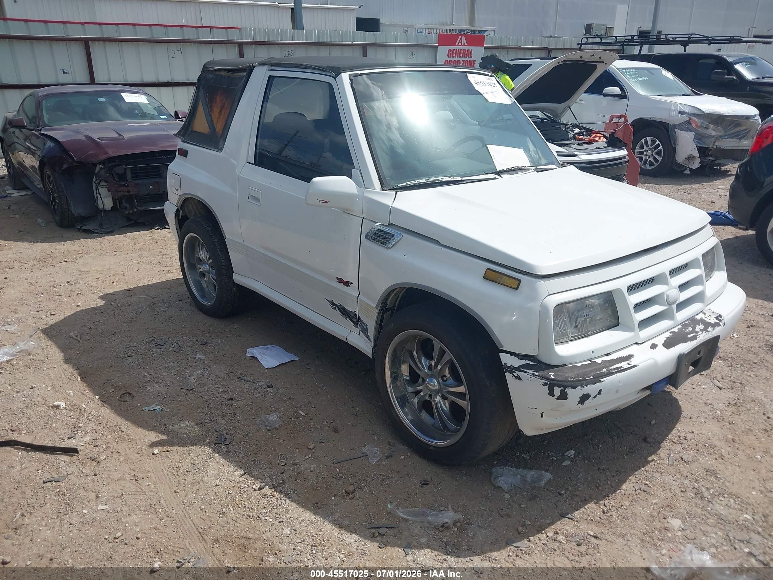 1998 Chevrolet Tracker, VIN 2CNBE1863W6900265 — Normal wear