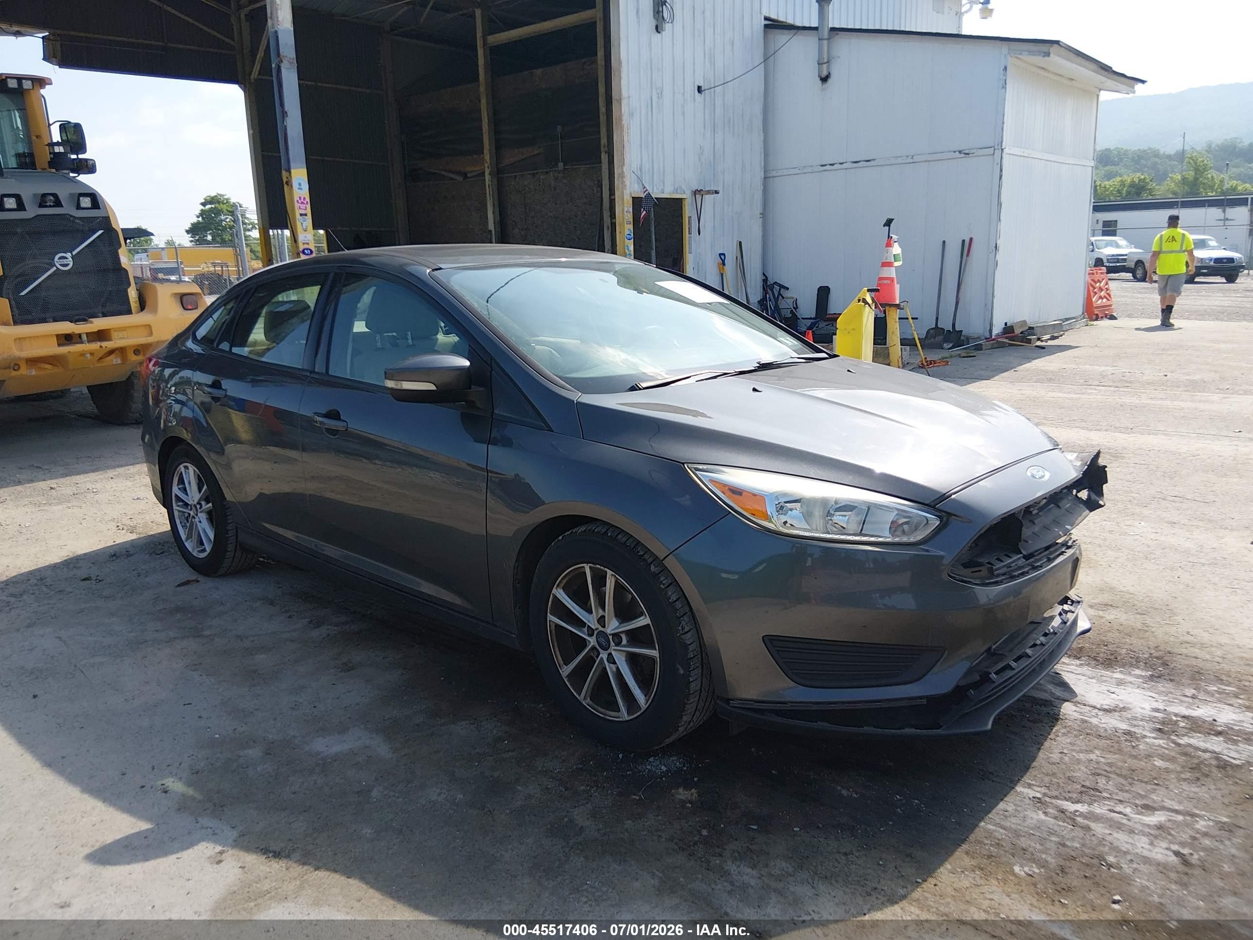 2015 Ford Focus SE, VIN 1FADP3F20FL229346 — Front end