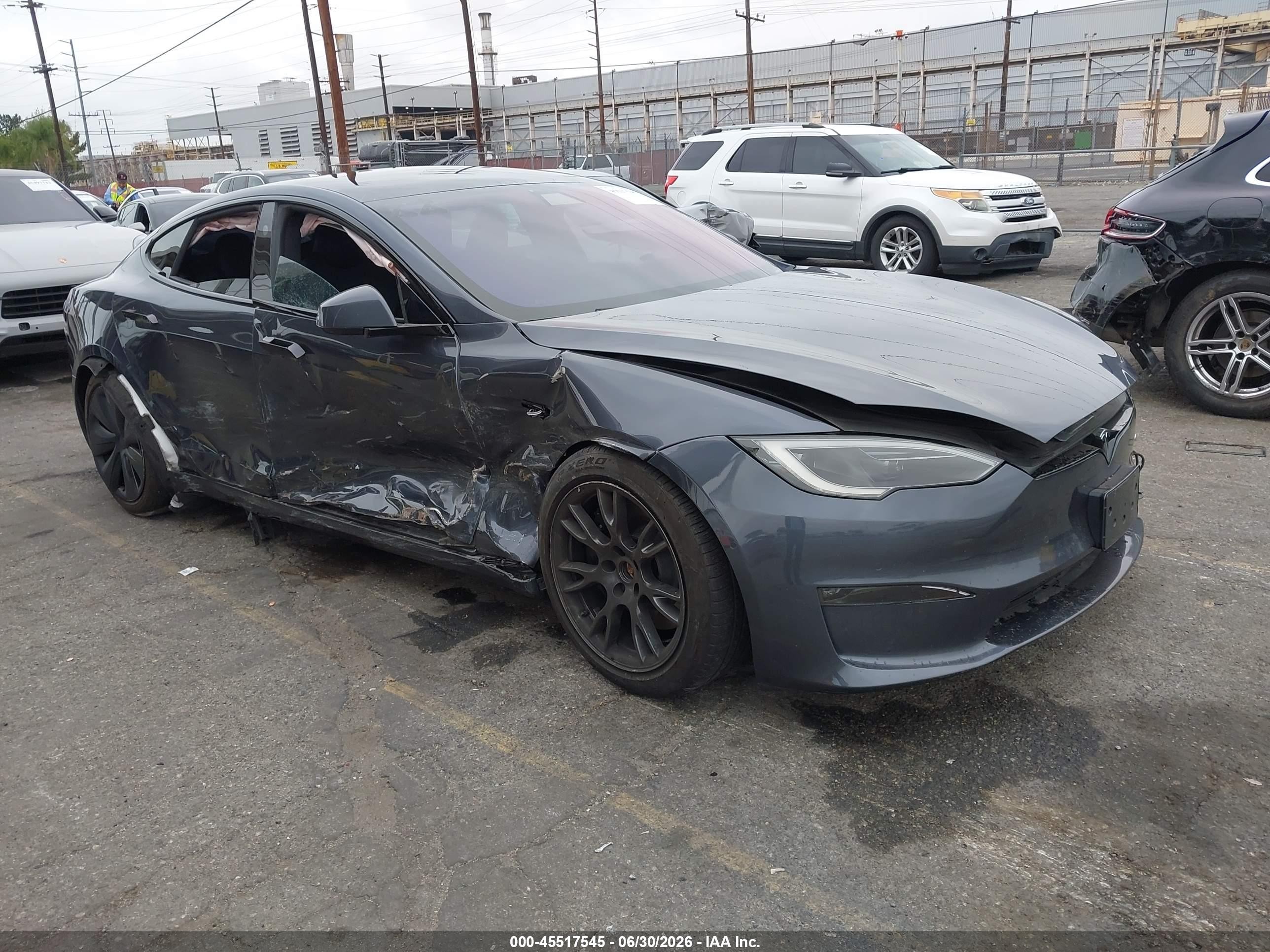 2022 Tesla Model S Plaid, VIN 5YJSA1E66NF478229 — Бок