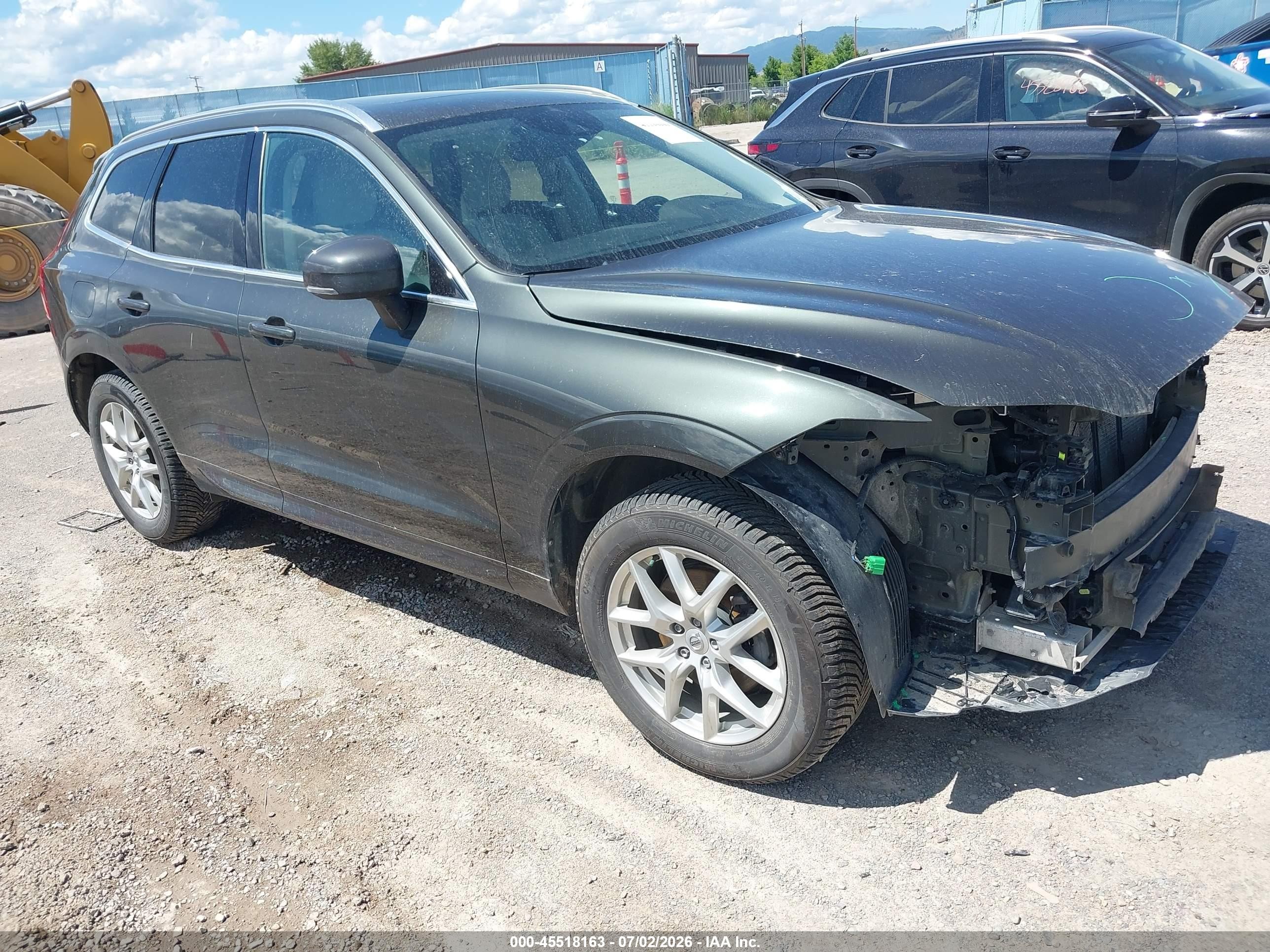 2018 Volvo XC60 Momentum, VIN YV4102RK0J1084835 — Front end