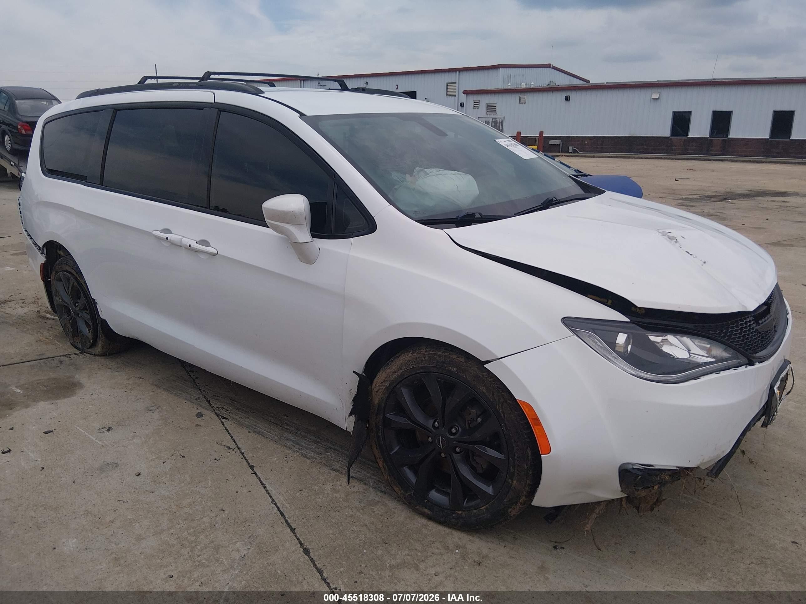 2018 Chrysler Pacifica Touring L, VIN 2C4RC1BG4JR155365 — Front end