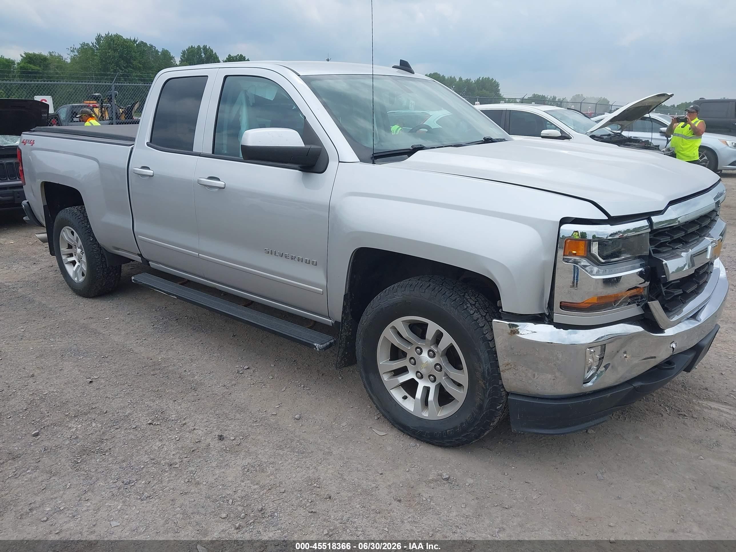 2018 Chevrolet Silverado 1500 LT, VIN 2GCVKREC7J1107897 — Front end