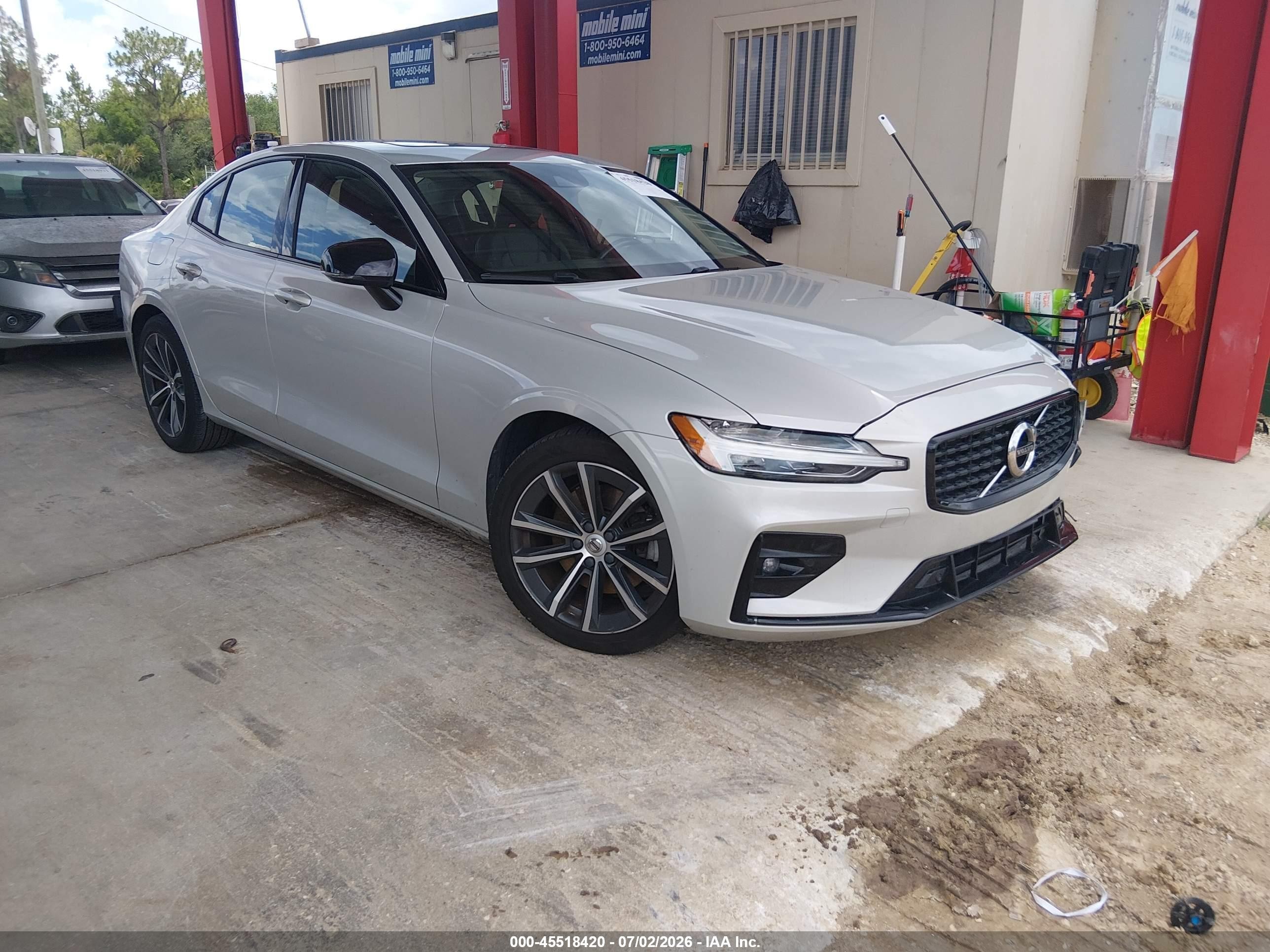 2022 Volvo S60 Momentum, VIN 7JRL12FZ1NG155636 — Front end