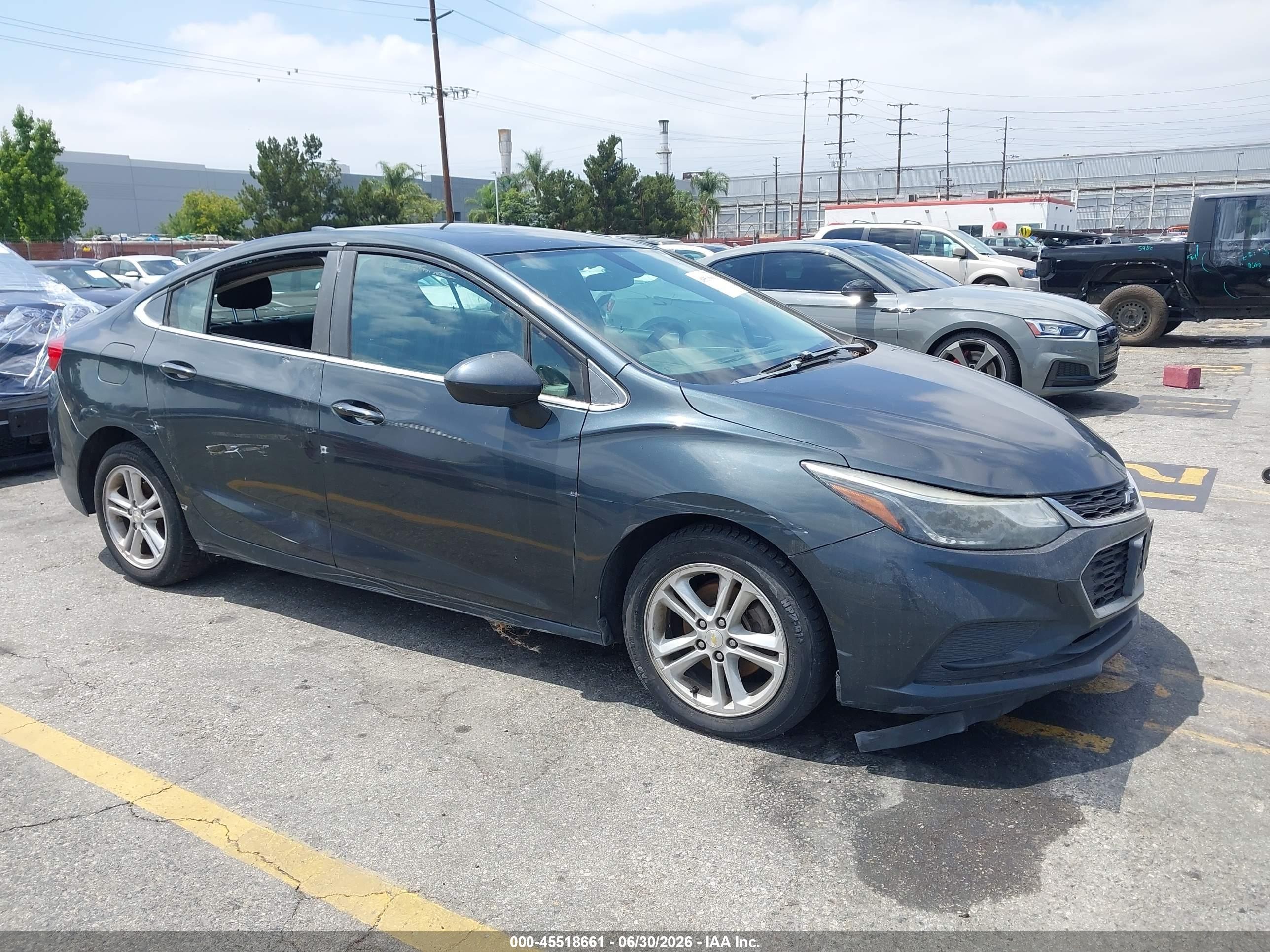 2018 Chevrolet Cruze LT, VIN 1G1BE5SM9J7188543 — Normal wear