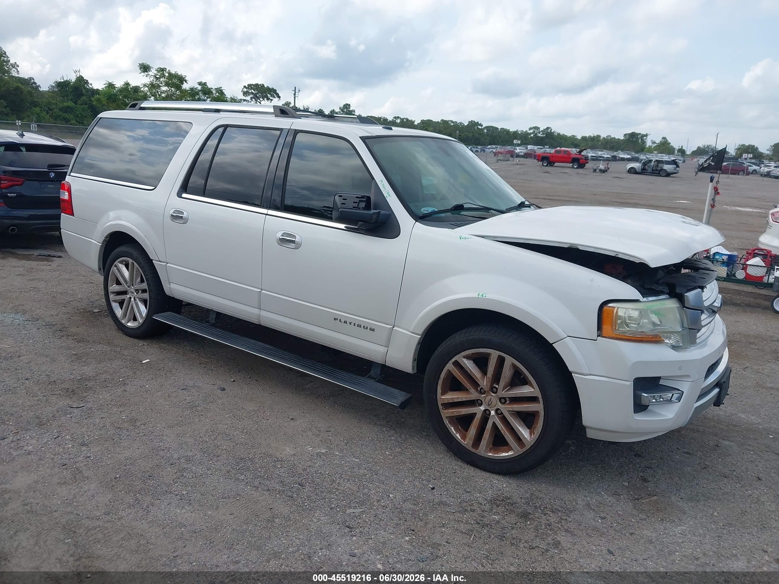 2015 Ford Expedition Max Platinum, VIN 1FMJK1LT7FEF31505 — Front end