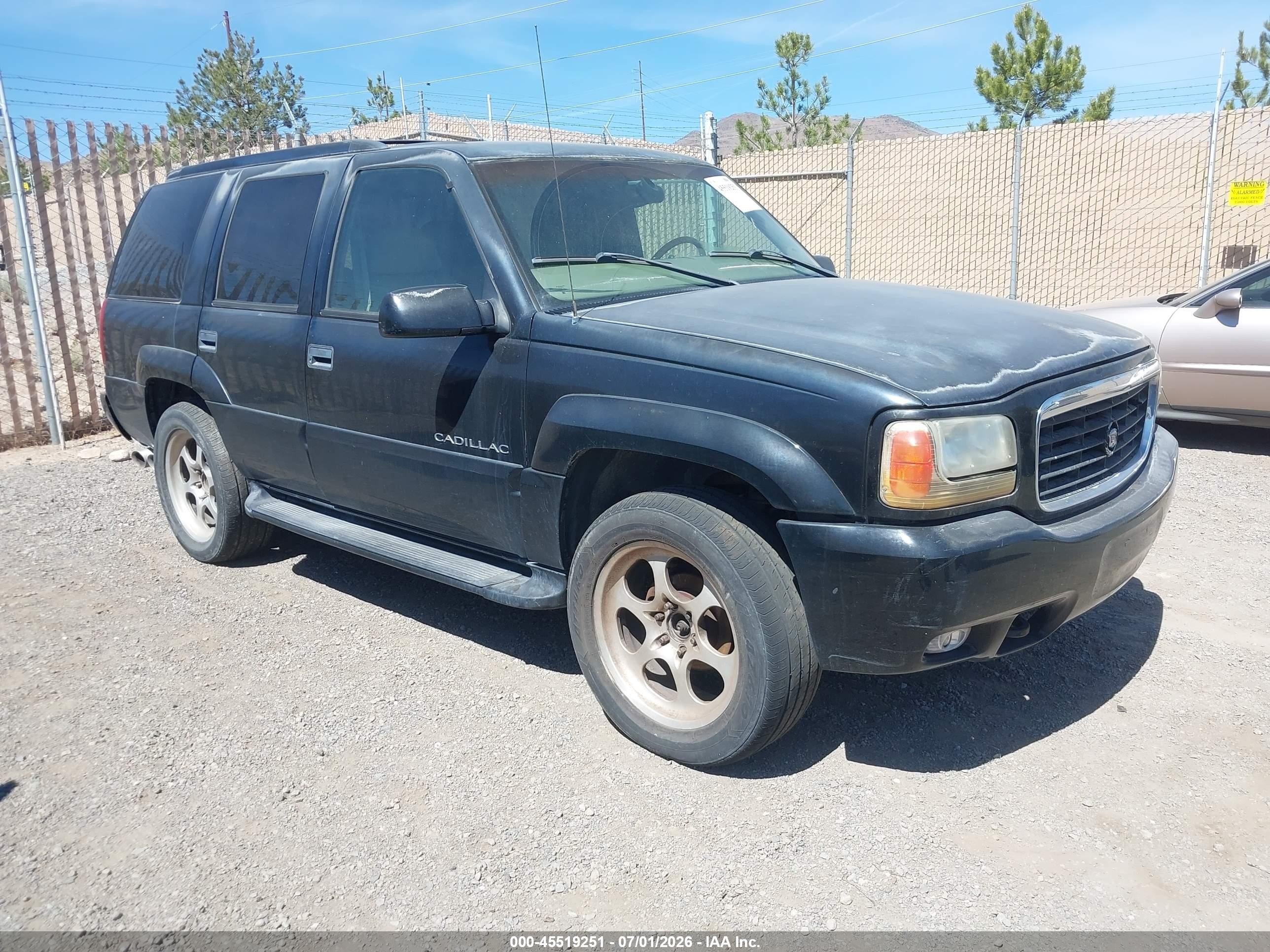 2000 Cadillac Escalade, VIN 1GYEK63R3YR200885 — Normal wear