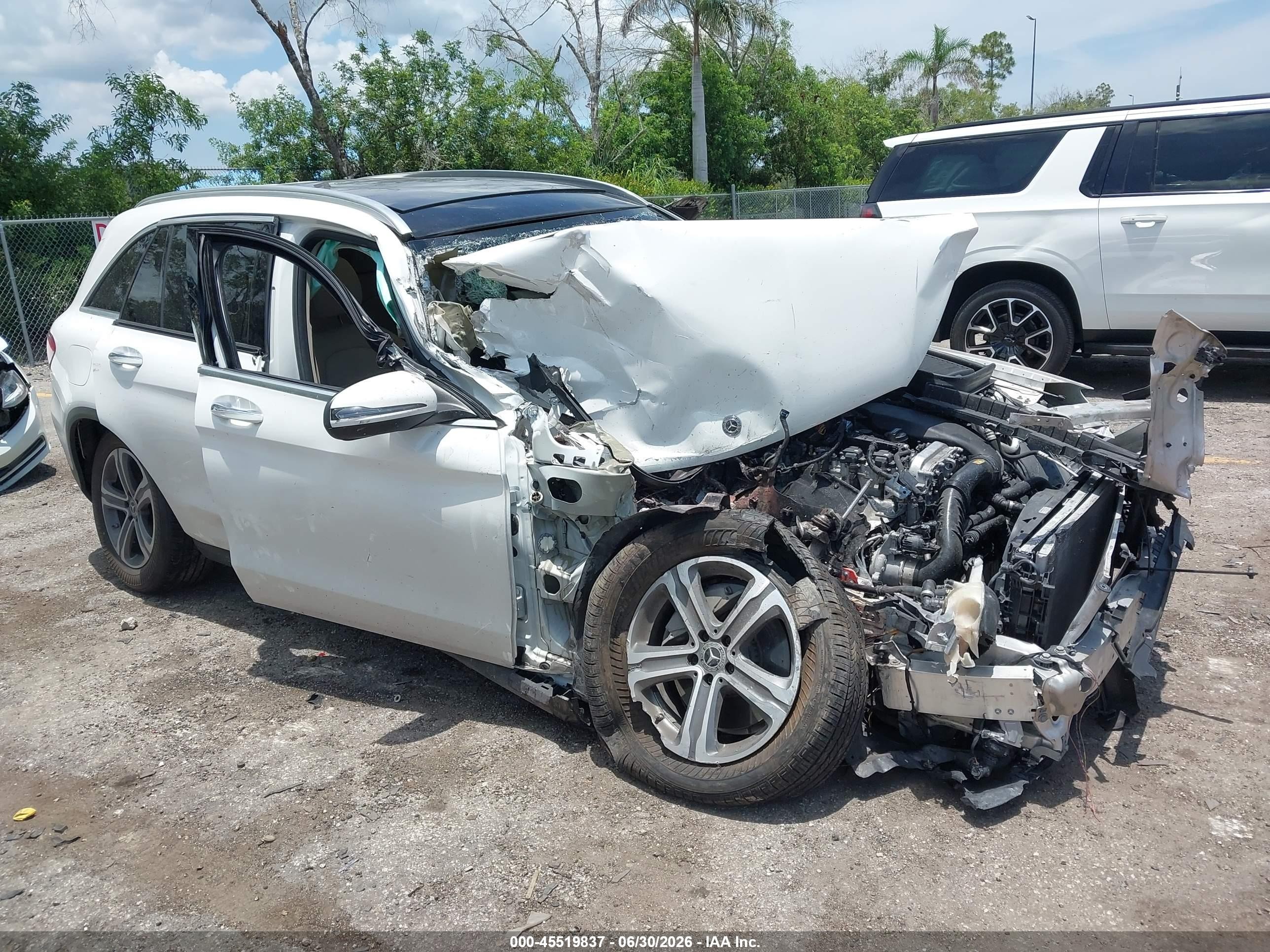 2020 Mercedes-Benz GLC 300, VIN WDC0G8DB9LF738414 — Front end