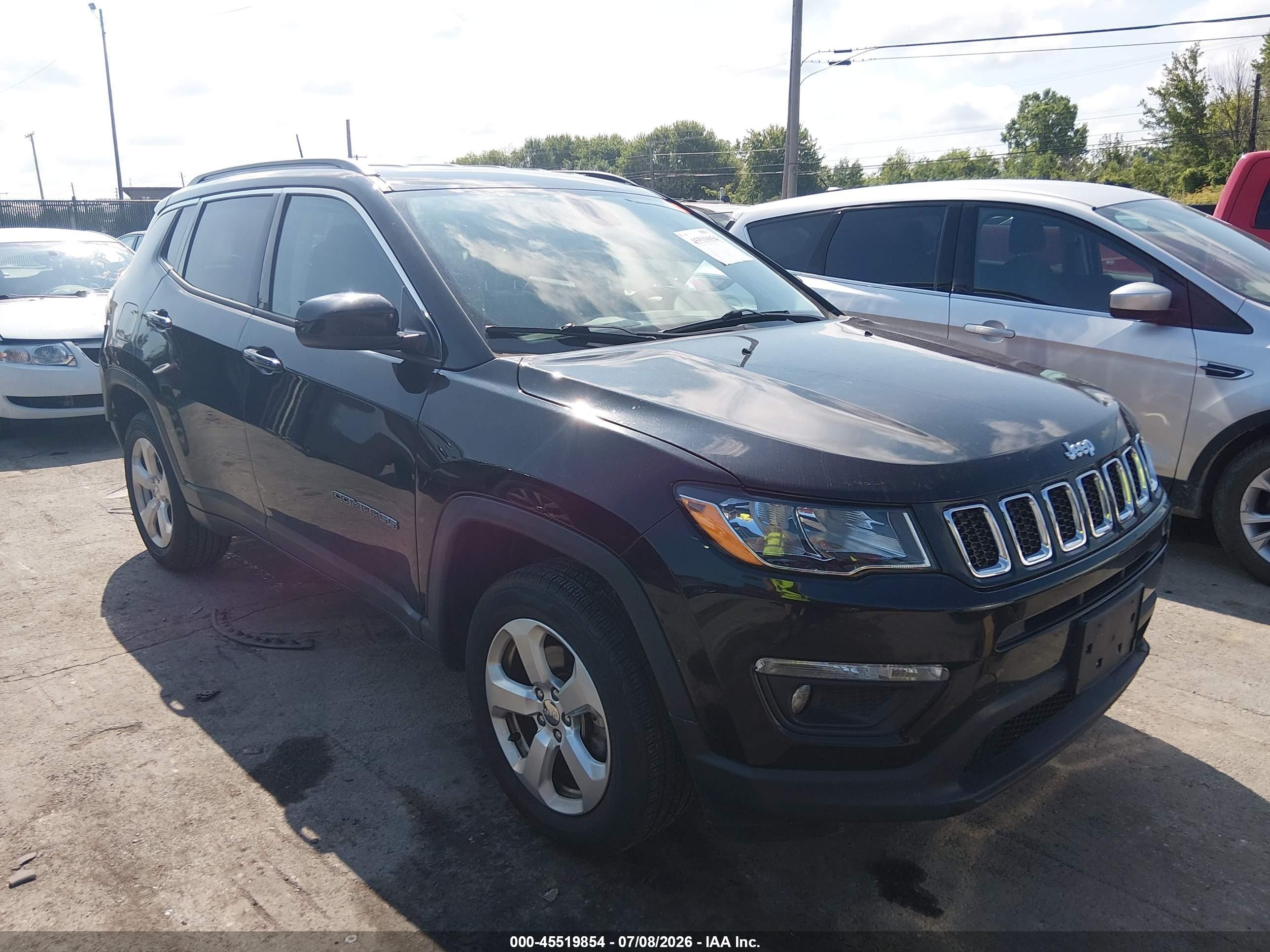 2019 Jeep Compass Latitude, VIN 3C4NJDBB8KT696430 — Зад