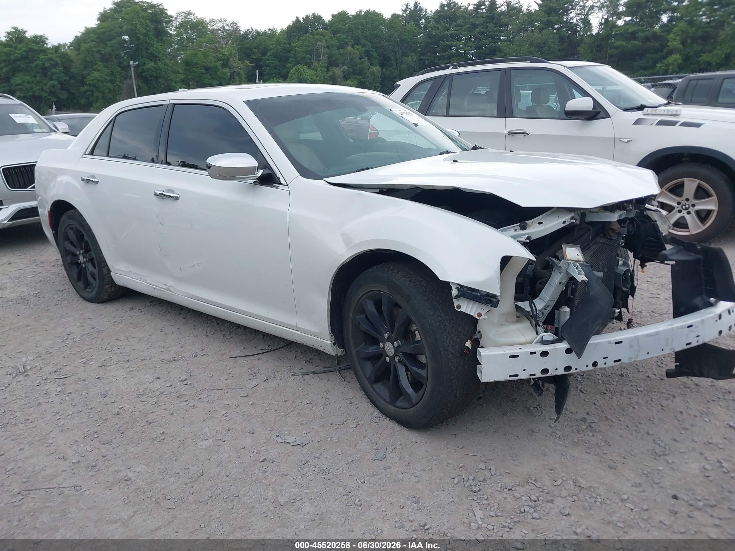 2015 Chrysler 300 C, VIN 2C3CCAKG1FH781916 — Перед