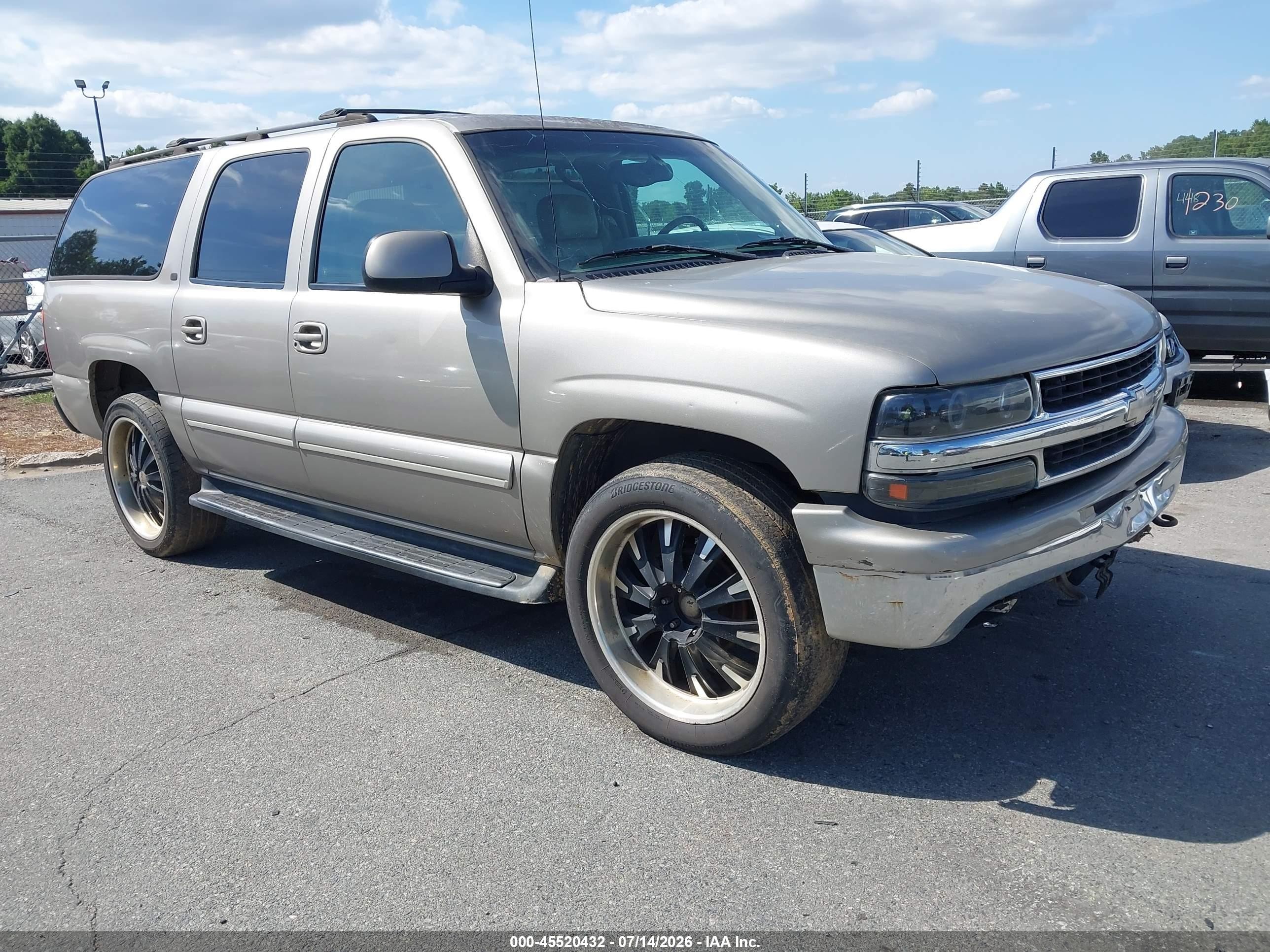2001 Chevrolet Suburban LT, VIN 1GNFK16T11J233318 — Rear end