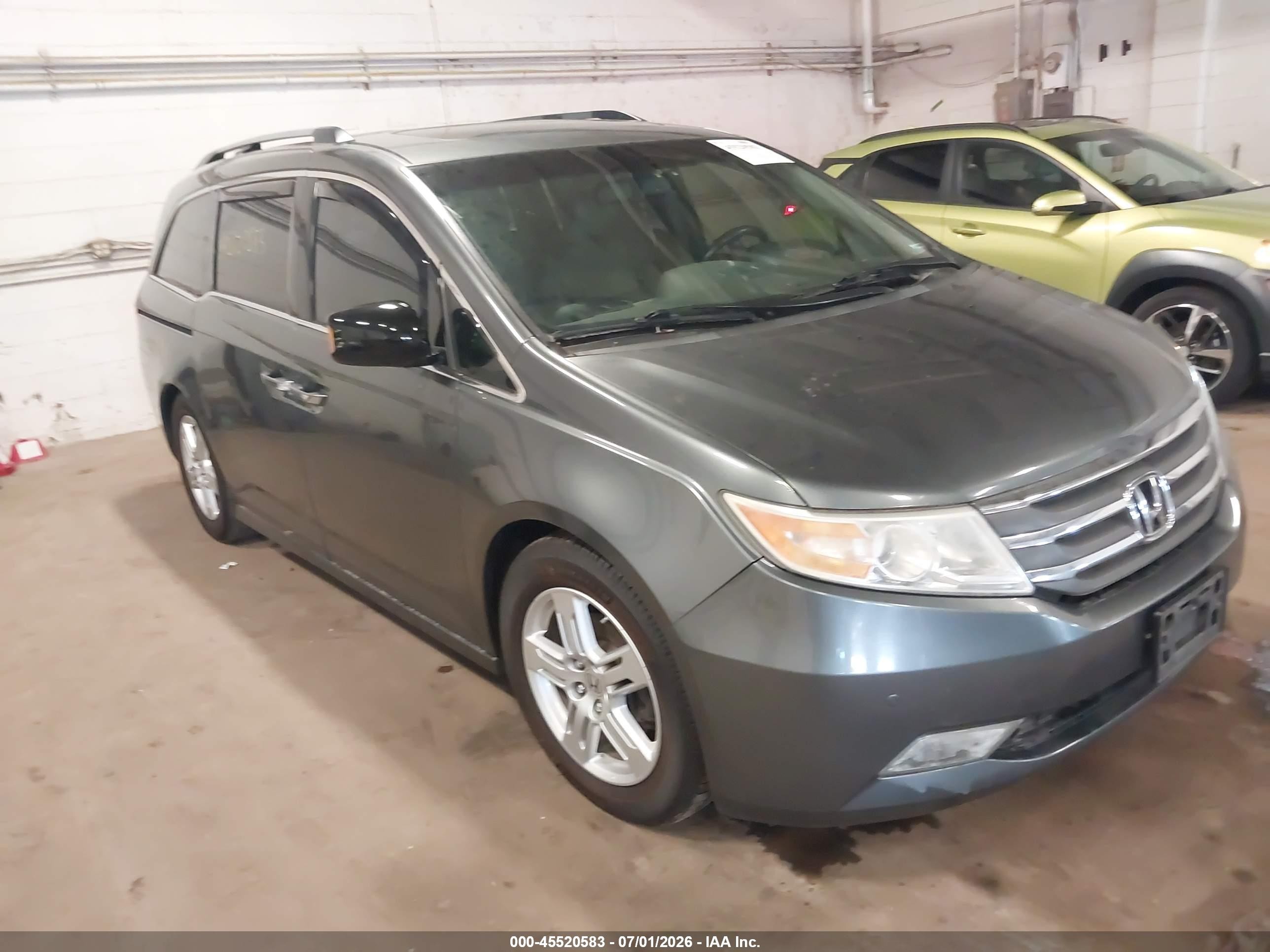 2011 Honda Odyssey Touring, VIN 5FNRL5H99BB041648 — Rear end