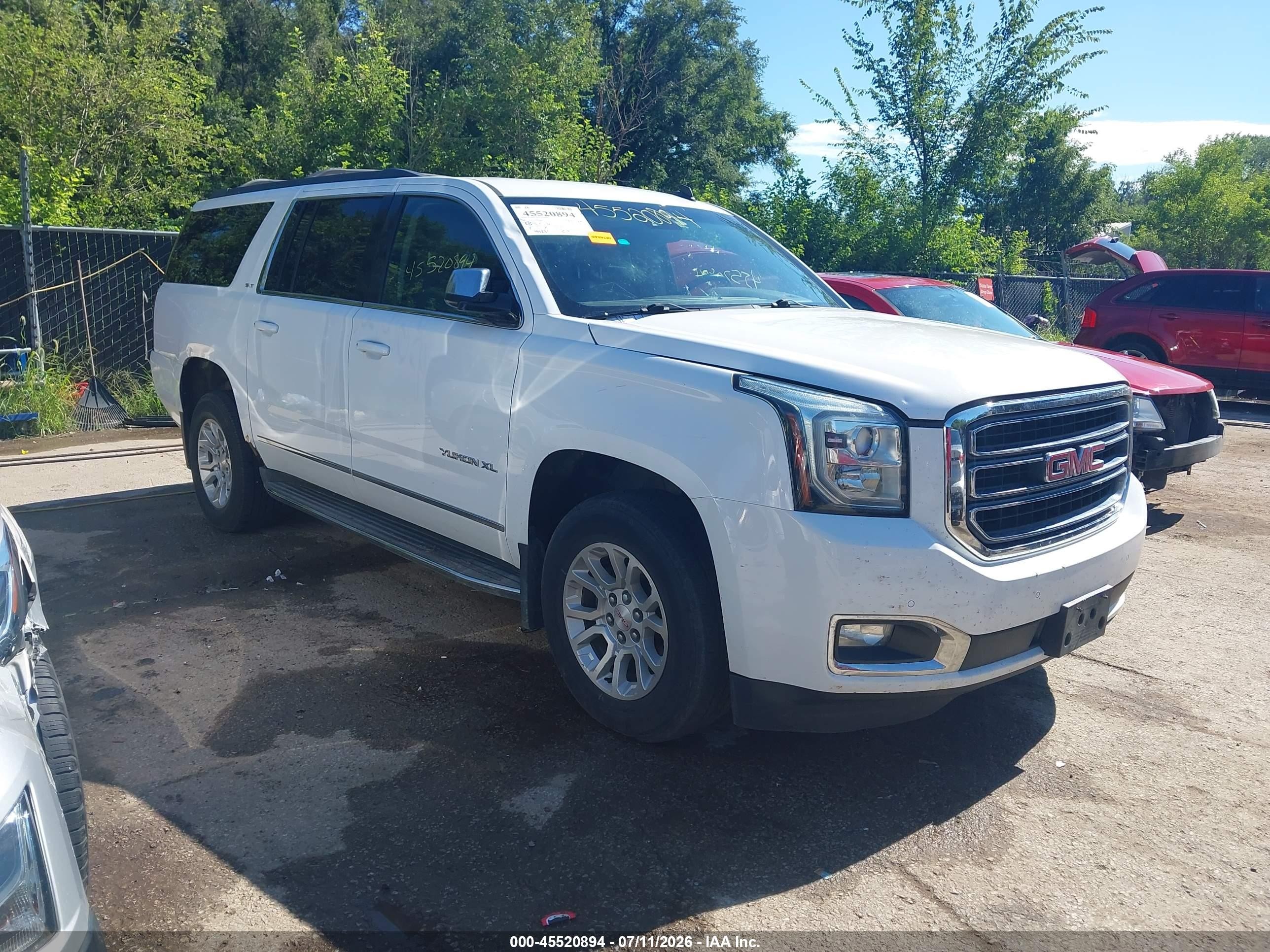 2015 GMC Yukon XL SLT, VIN 1GKS2HKC8FR121800 — Rear end