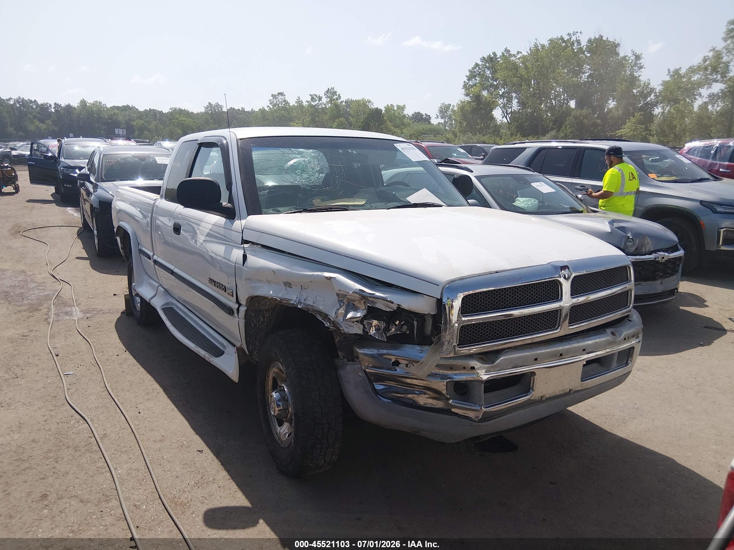 1999 Dodge 2500, VIN 1B7KC23W9XJ556288 — Перед