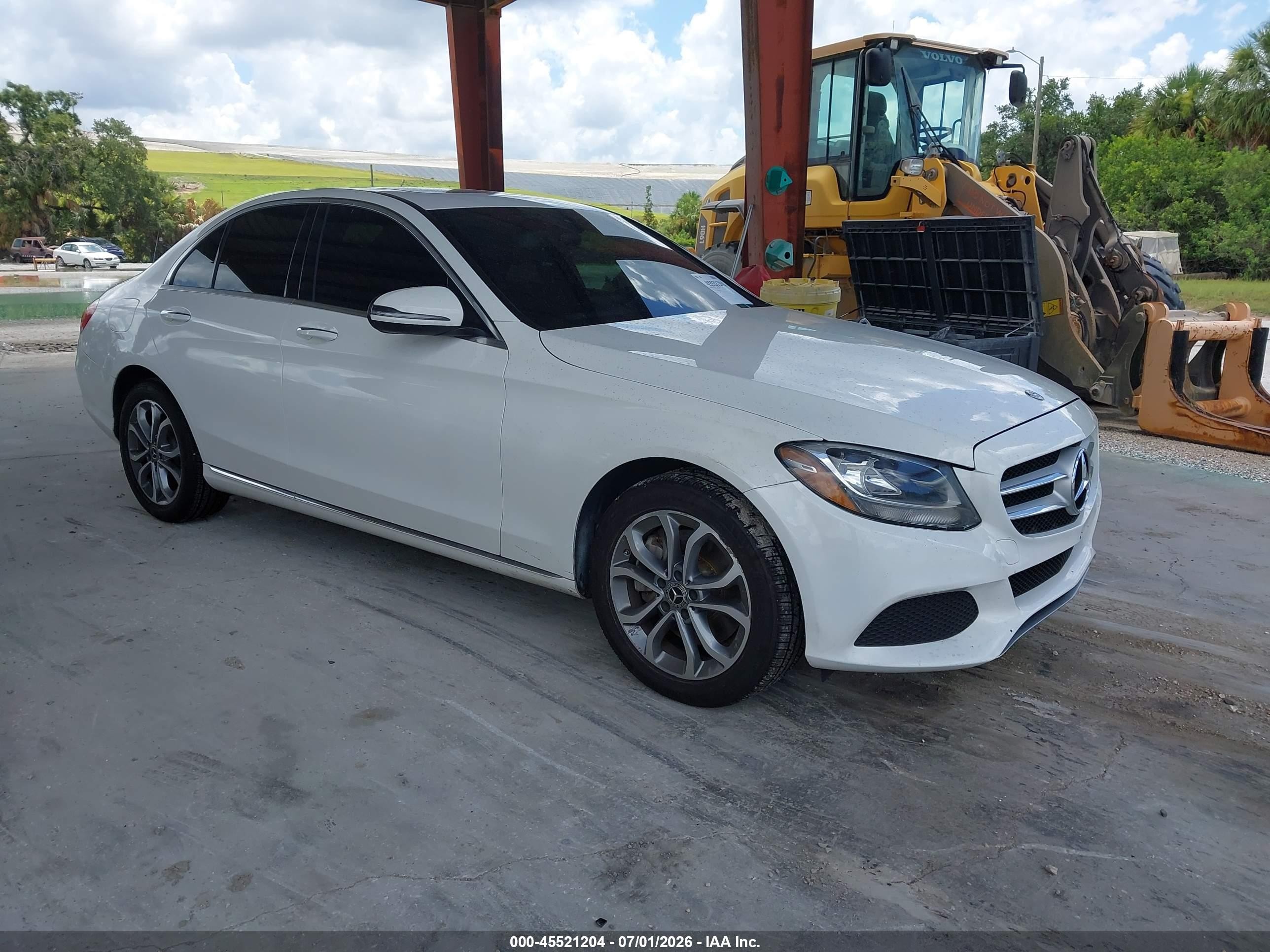 2018 Mercedes-Benz C 300, VIN 55SWF4KB8JU238324 — Normal wear