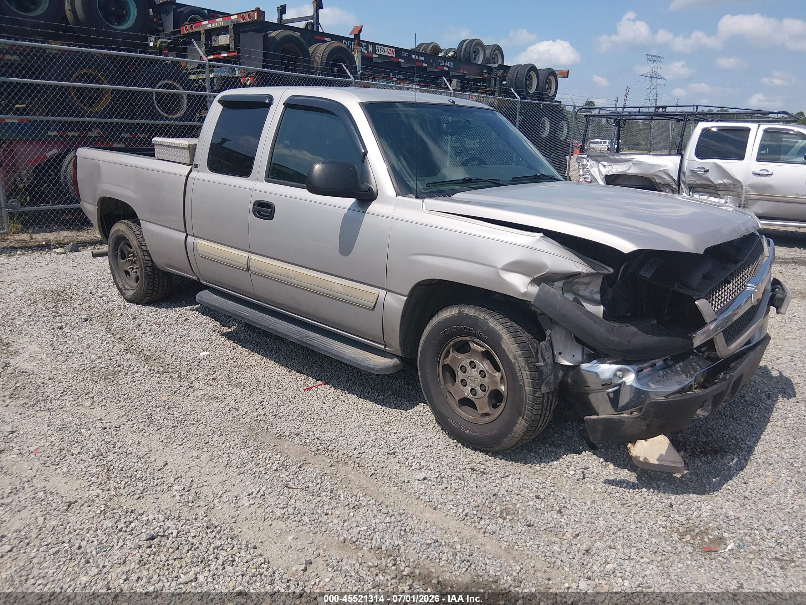 2004 Chevrolet Silverado 1500 LS, VIN 2GCEC19T441136304 — Front end