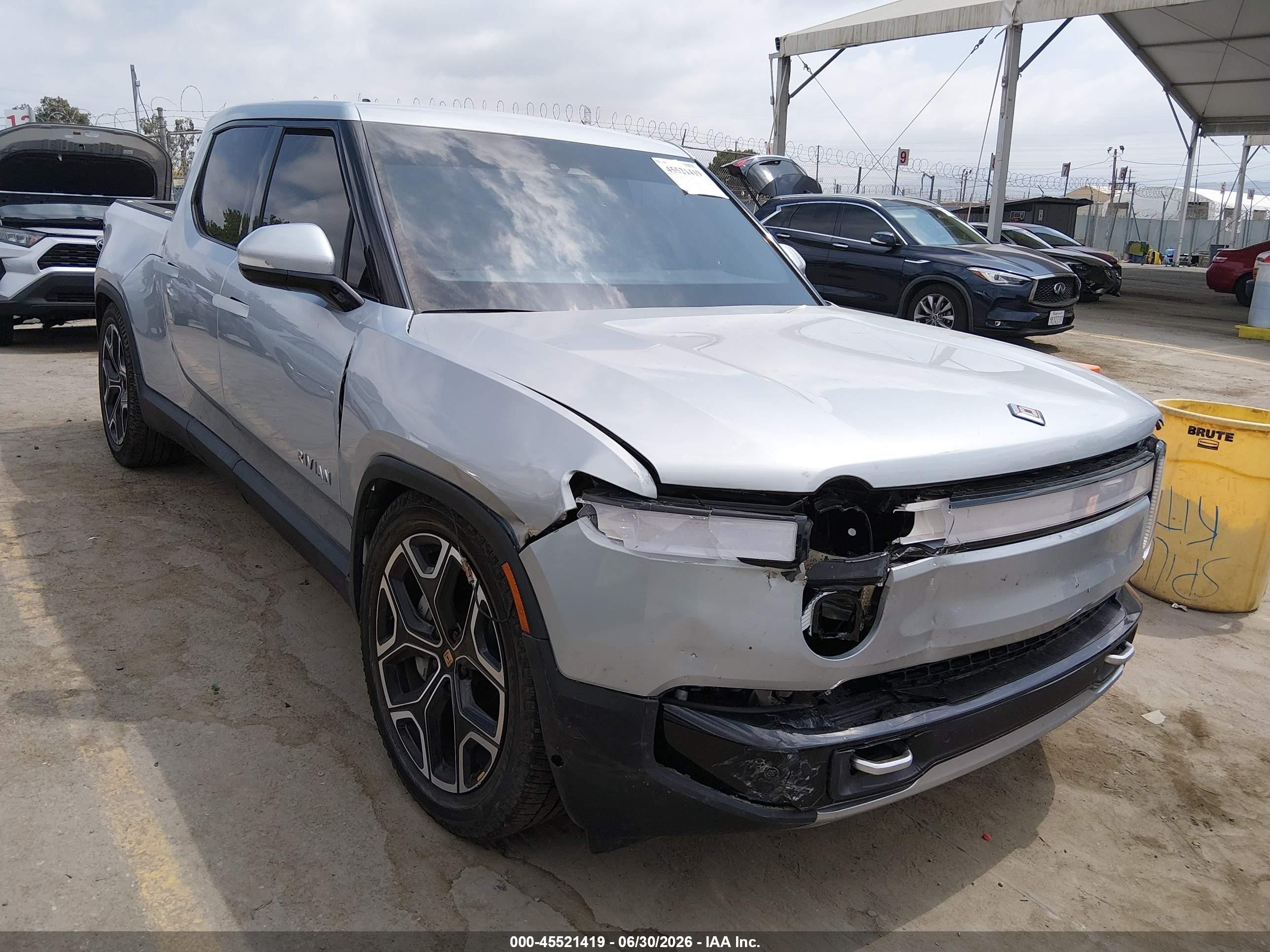 2024 Rivian R1T Adventure, VIN 7FCTGCAA9RN030366 — Front end