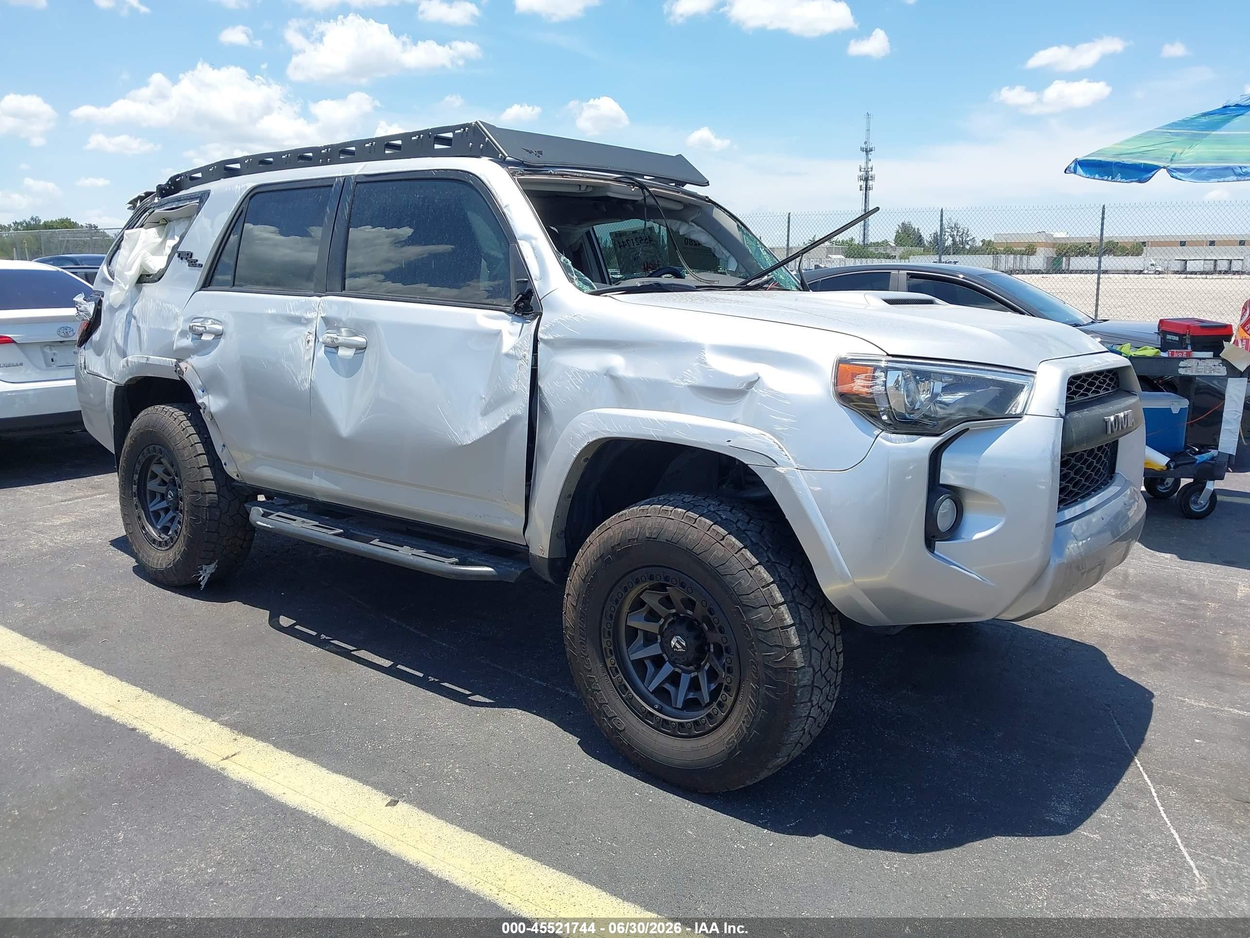 2019 Toyota 4Runner TRD Off Road Premium, VIN JTEBU5JR9K5715593 — Side