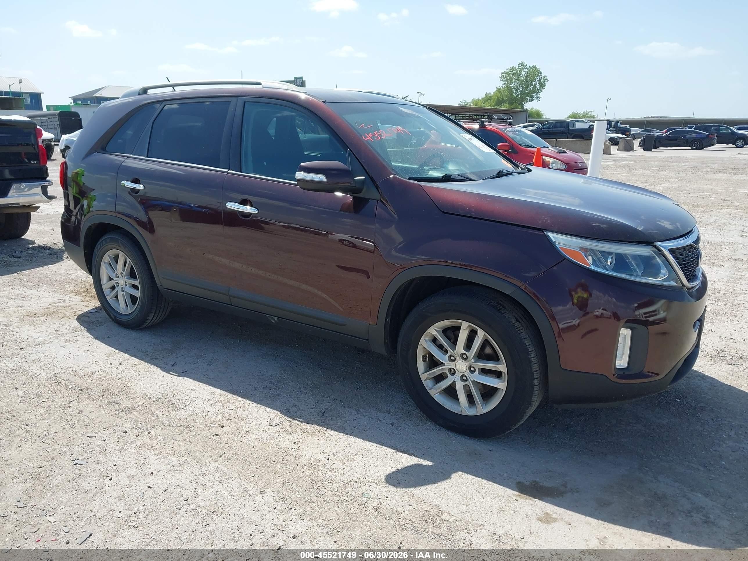 2014 Kia Sorento LX, VIN 5XYKT4A68EG460972 — Перед