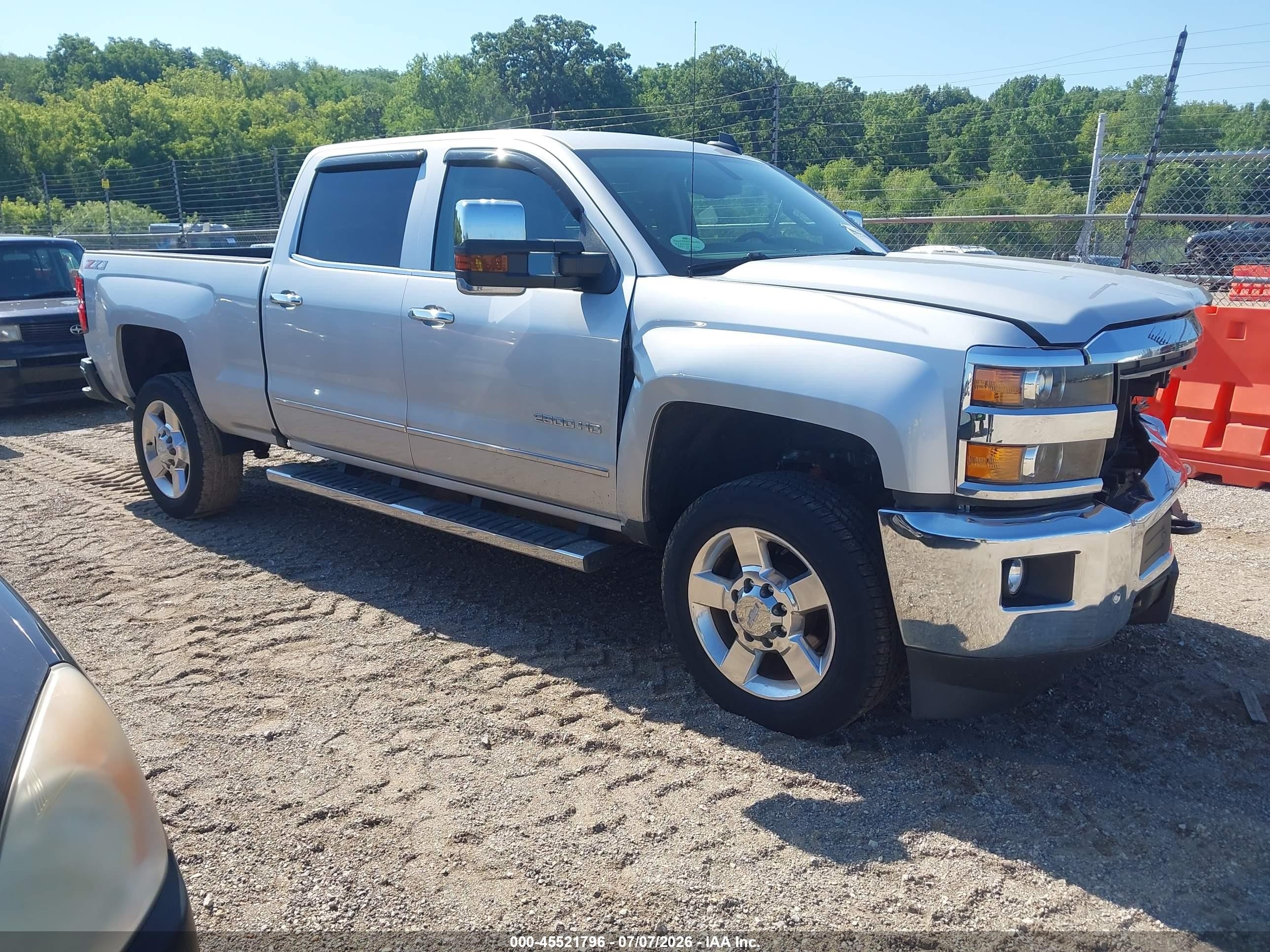 2019 Chevrolet Silverado 2500HD LTZ, VIN 1GC1KTEG2KF215837 — Front end