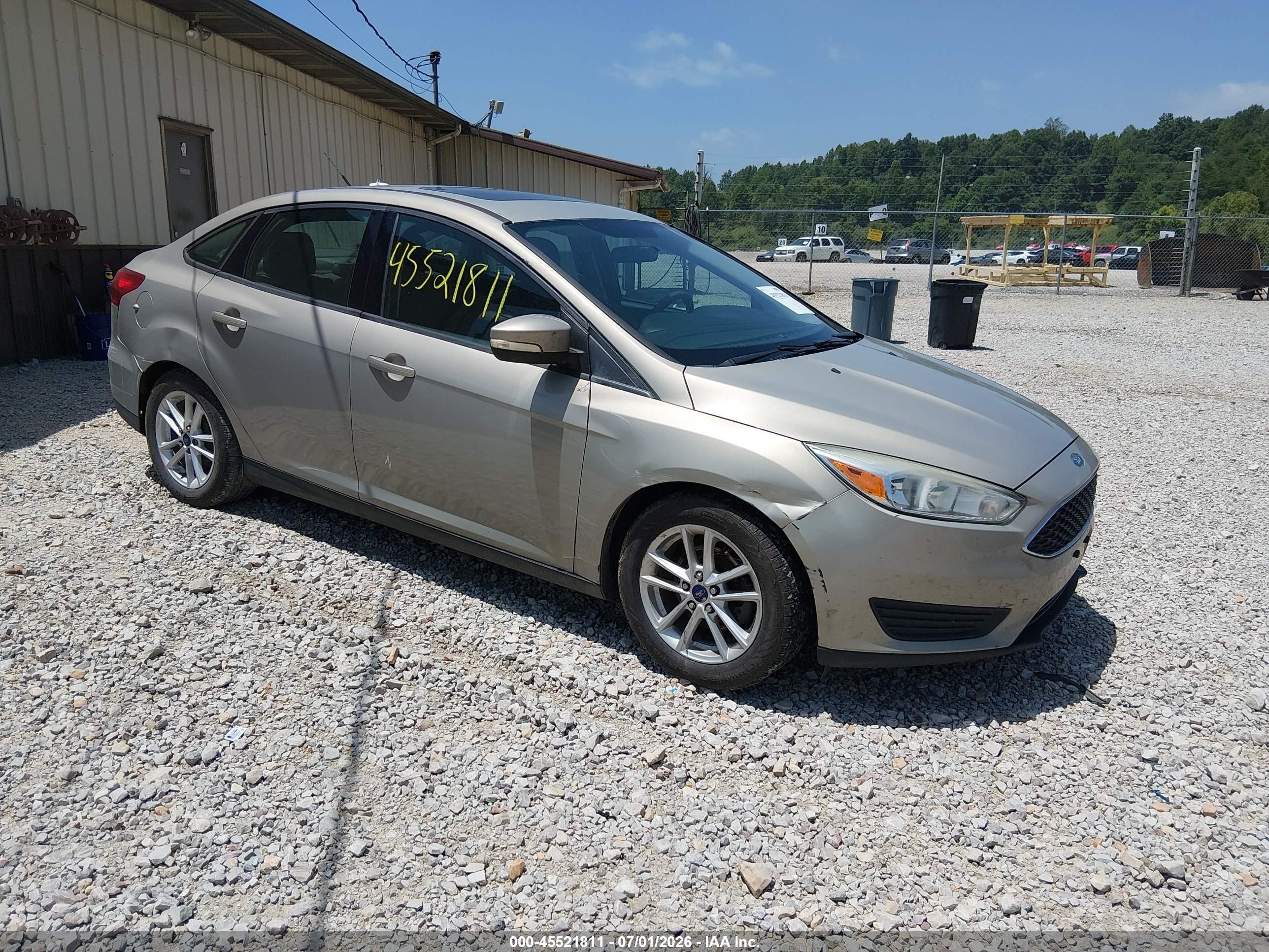 2015 Ford Focus SE, VIN 1FADP3F22FL307772 — Normal wear
