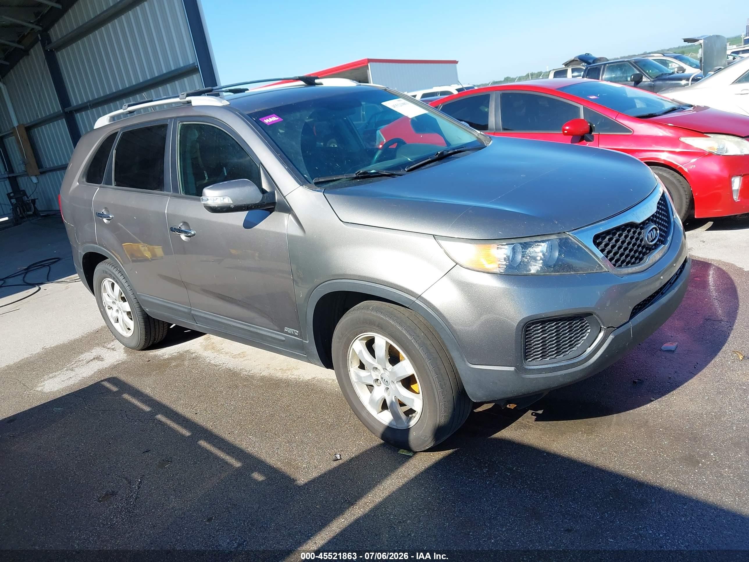 2013 Kia Sorento LX, VIN 5XYKTDA21DG319074 — Front end