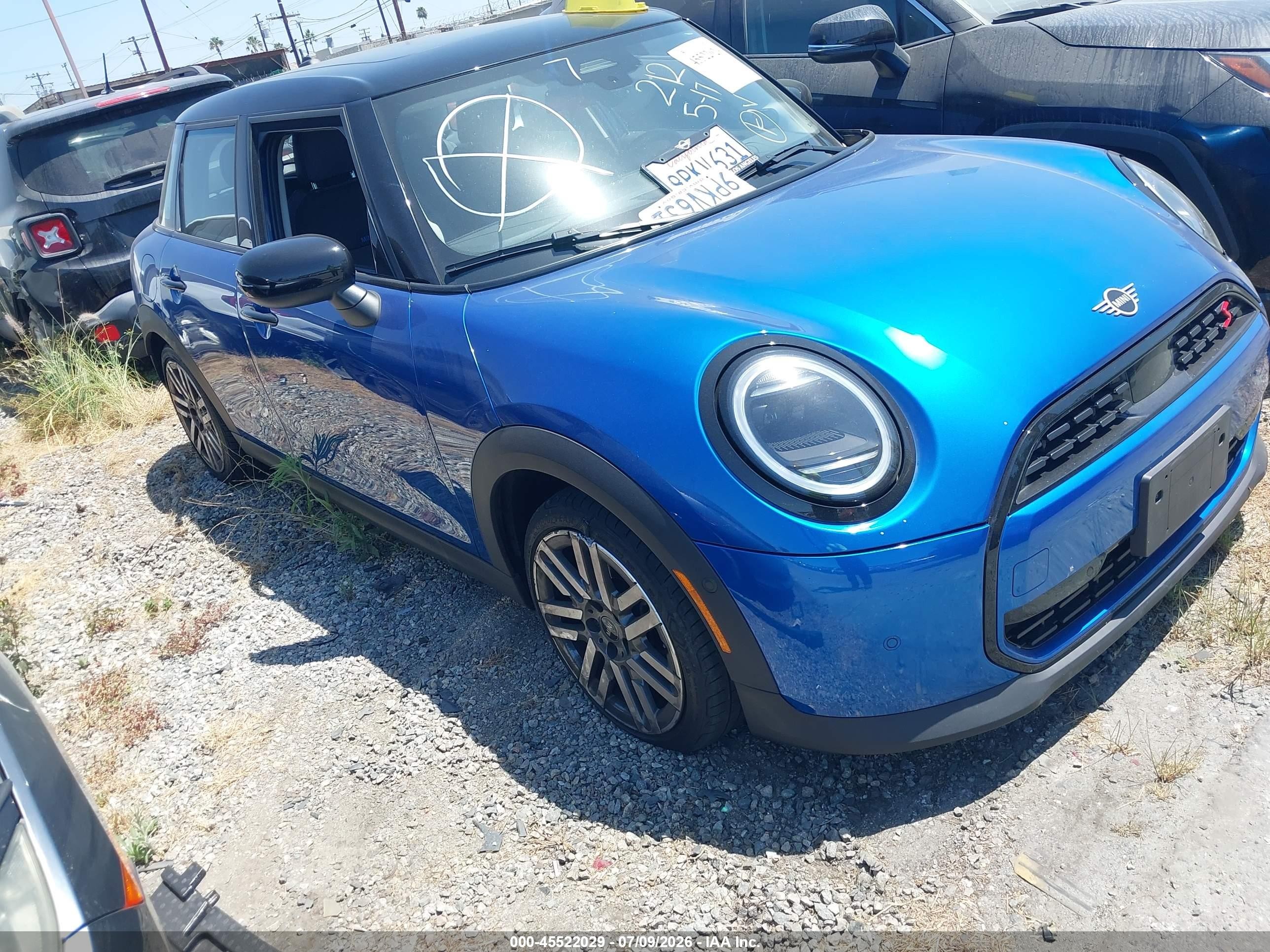 2025 MINI Hardtop 4 Door Cooper S, VIN WMW53GD09S2W35903 — Перед