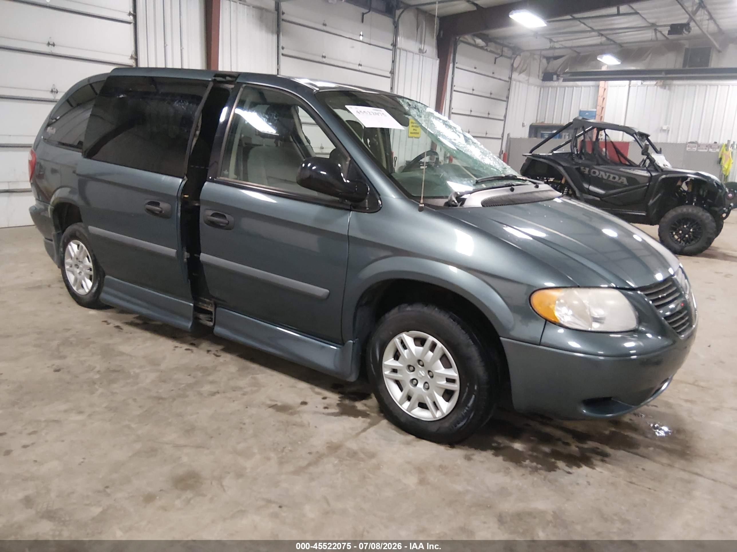 2007 Dodge Grand Caravan SE, VIN 1D4GP24R57B127195 — Бок