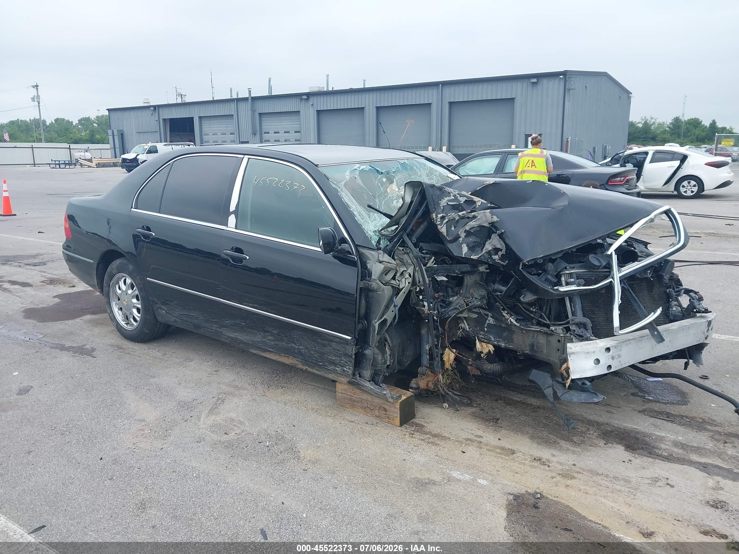 2002 Lexus LS 430, VIN JTHBN30F020073984 — Front end