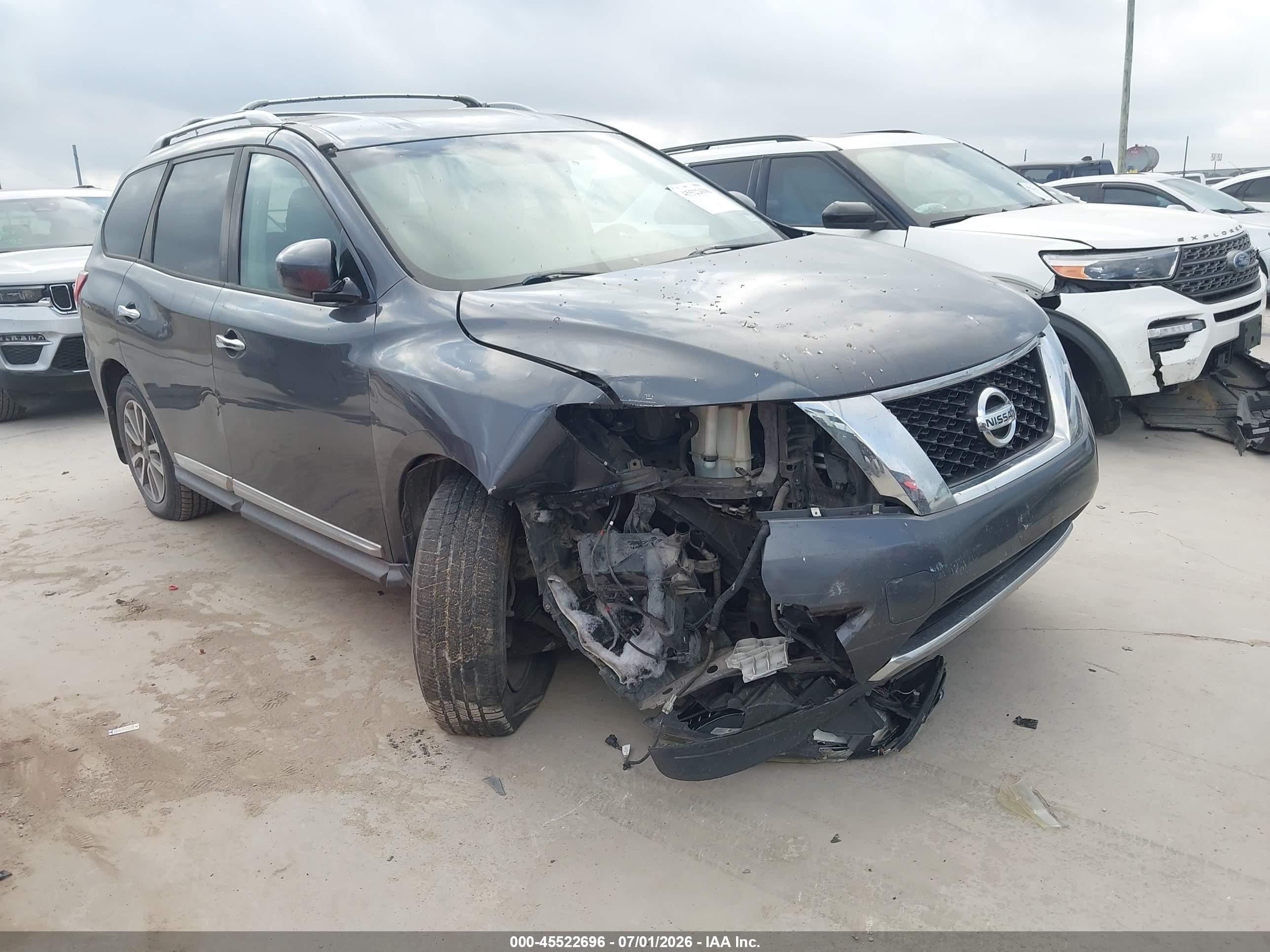 2013 Nissan Pathfinder SV, VIN 5N1AR2MN3DC600944 — Front end