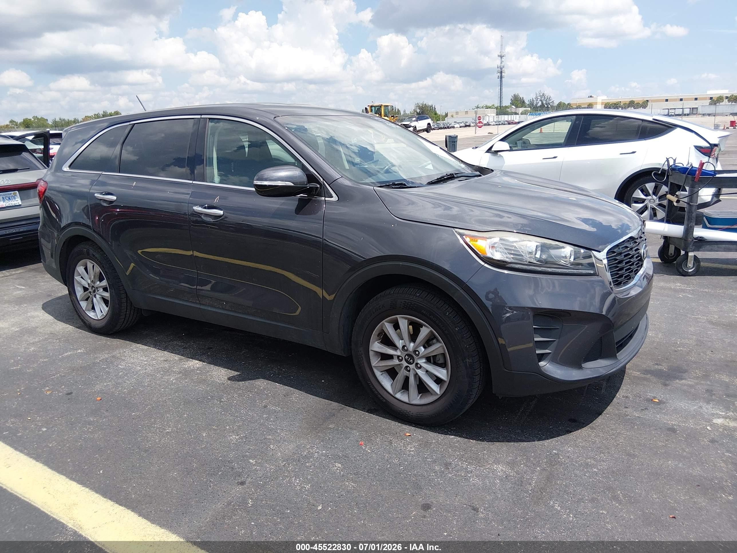 2019 Kia Sorento LX, VIN 5XYPG4A3XKG506281 — Side