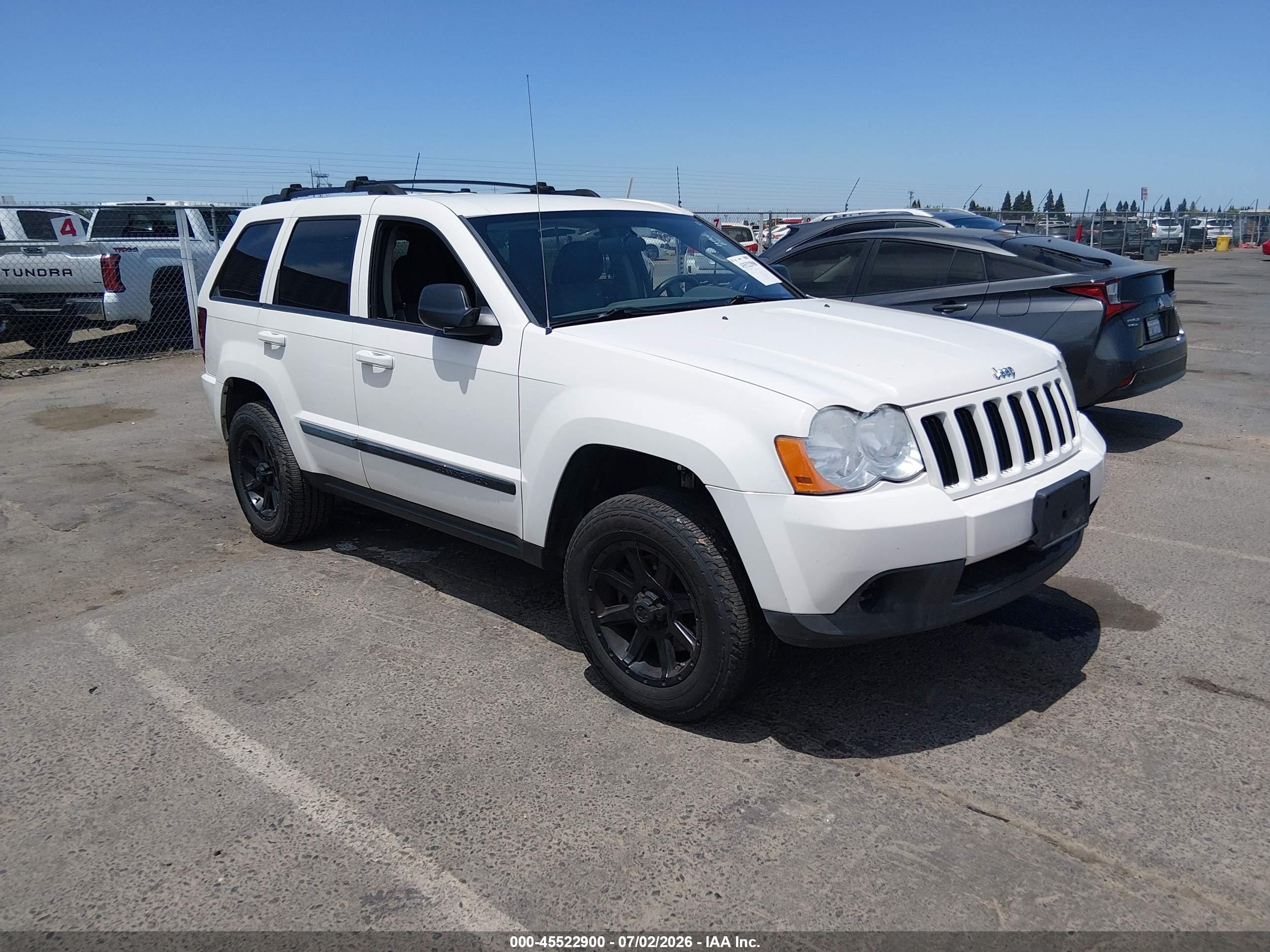 2009 Jeep Grand Cherokee Laredo, VIN 1J8GR48K39C551271 — Front end