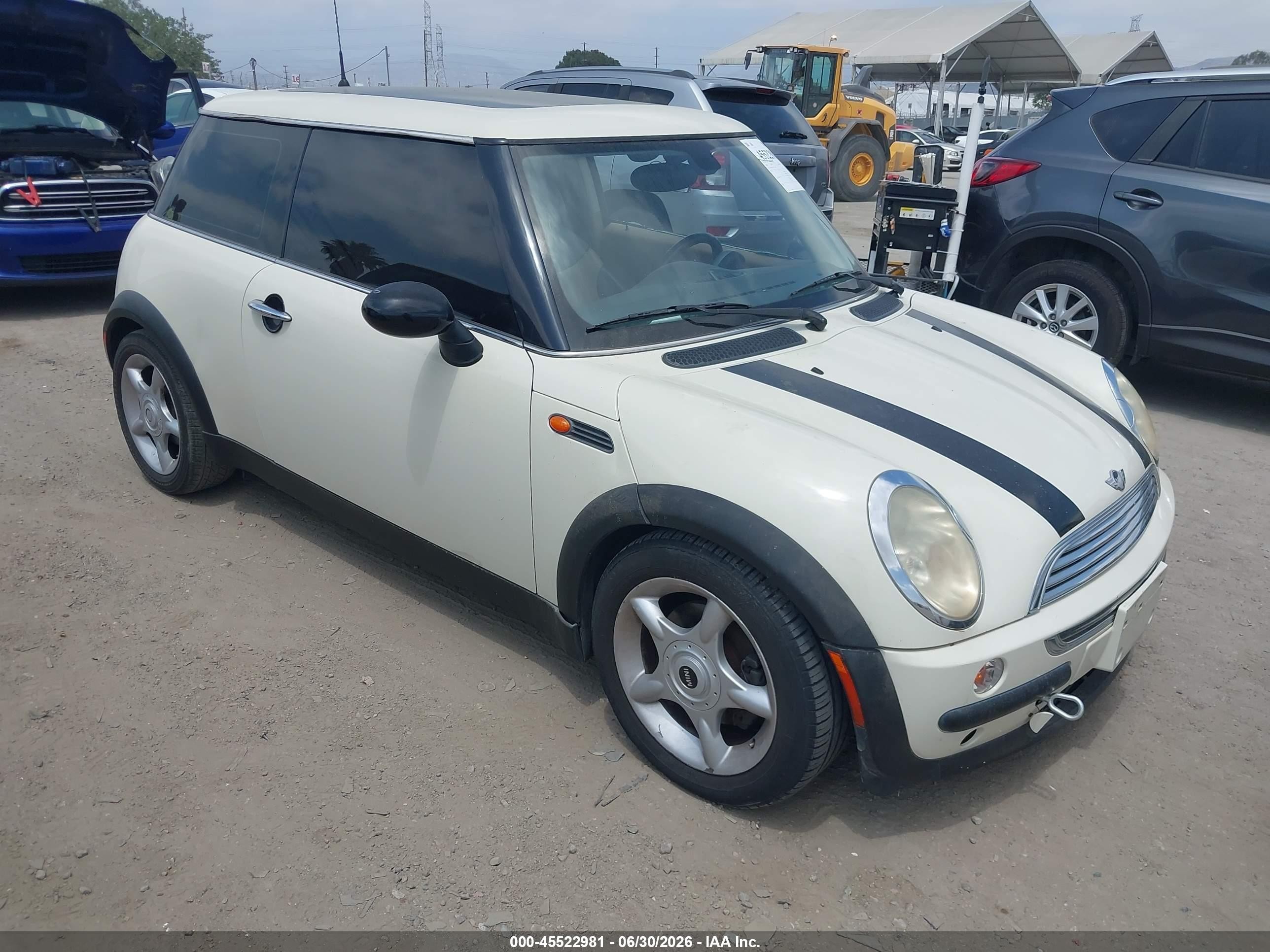 2004 MINI Hardtop, VIN WMWRC33414TC52682 — Бок