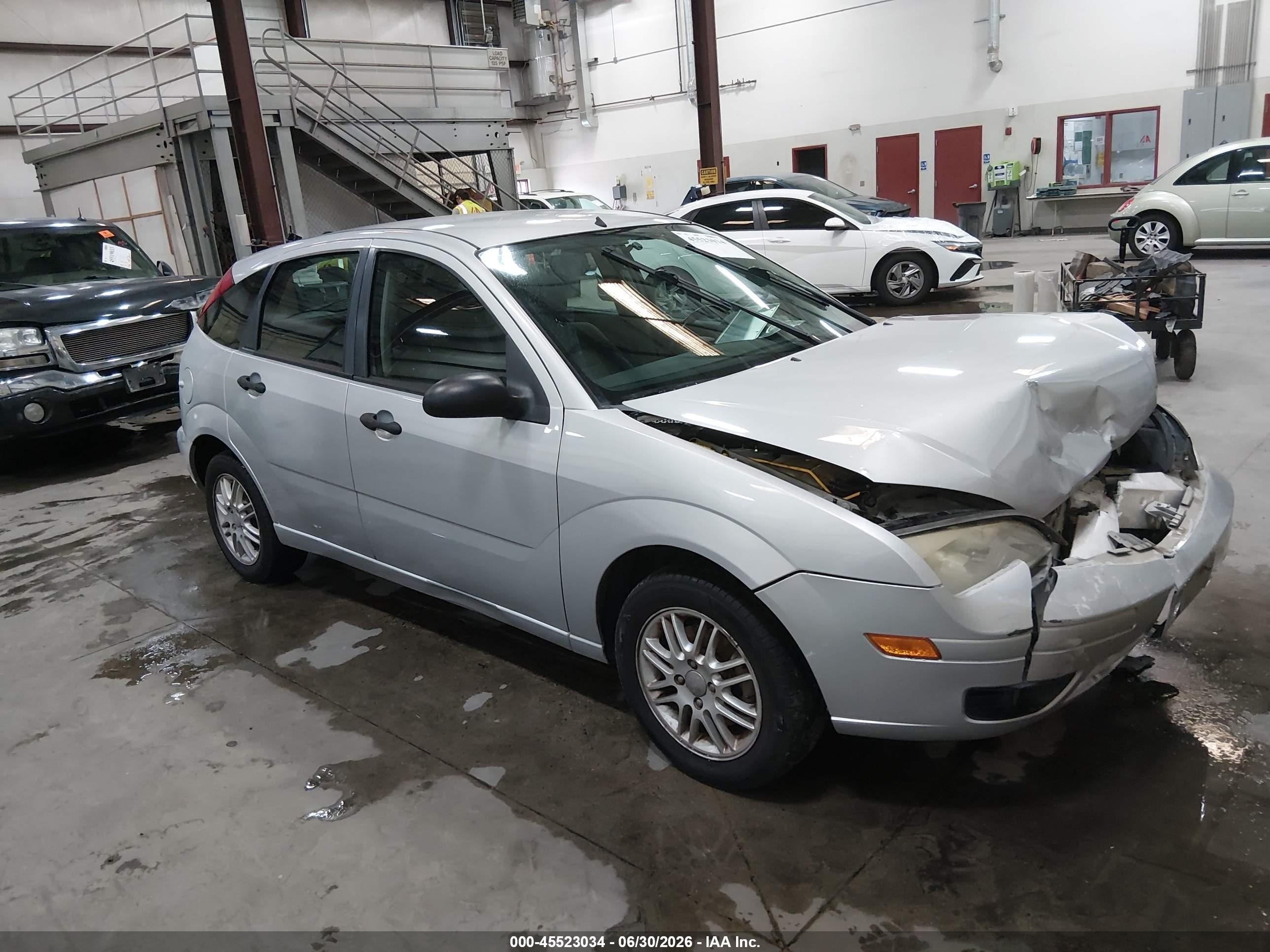 2005 Ford Focus S, VIN 3FAHP37N45R107535 — Front end