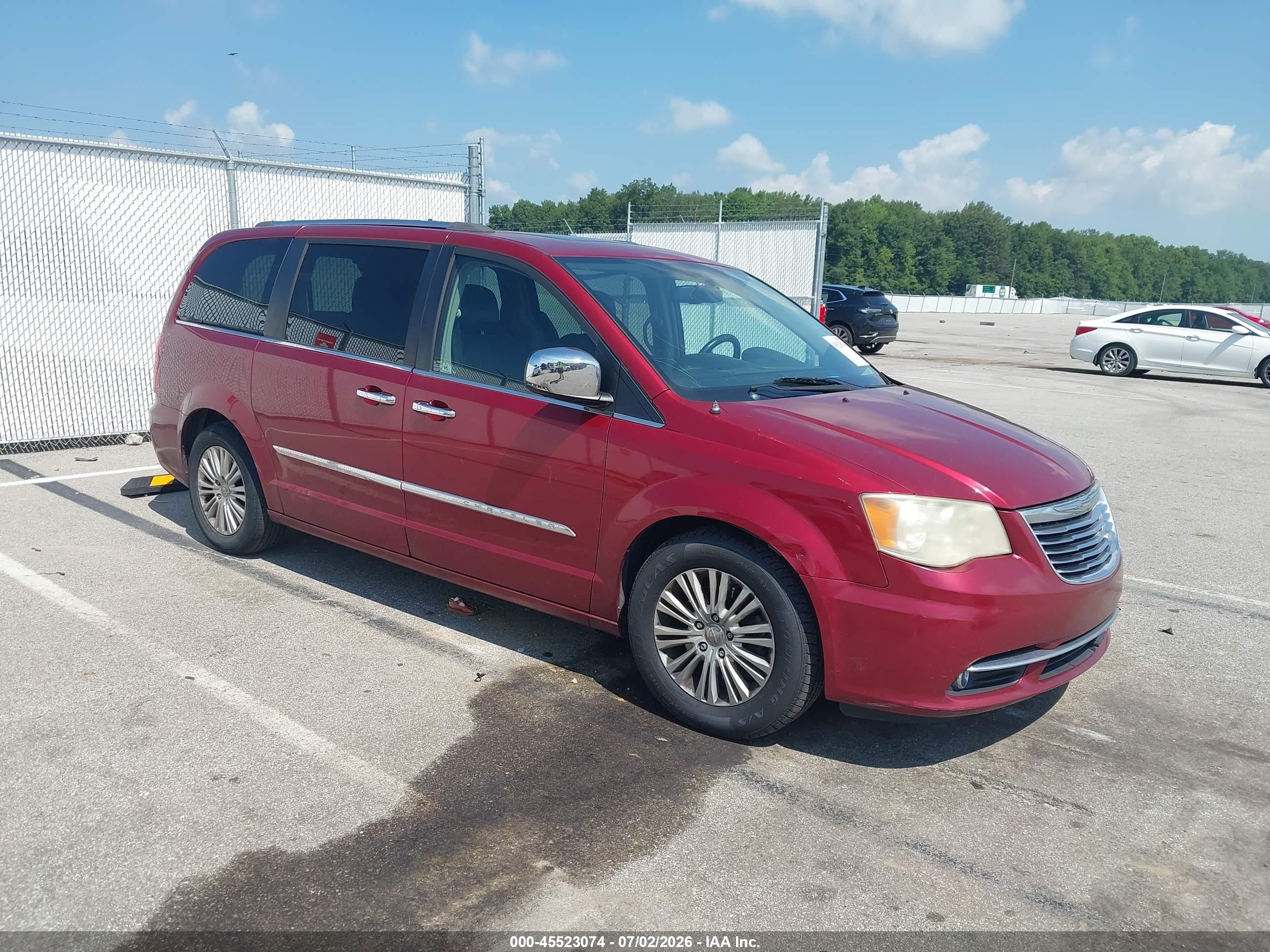 2012 Chrysler Town & Country Limited, VIN 2C4RC1GG4CR382650 — Перед