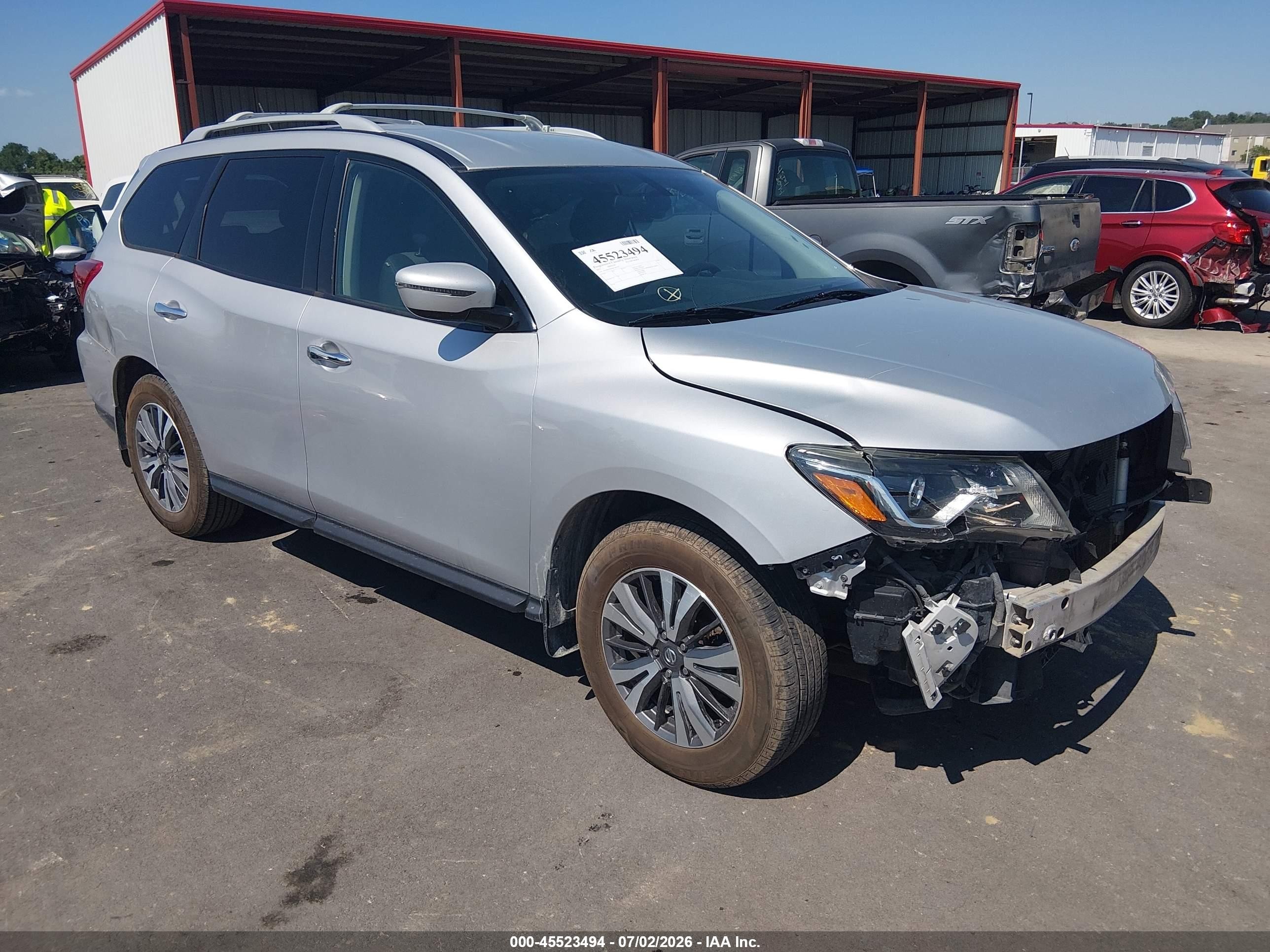 2017 Nissan Pathfinder SV, VIN 5N1DR2MN0HC683705 — Front end