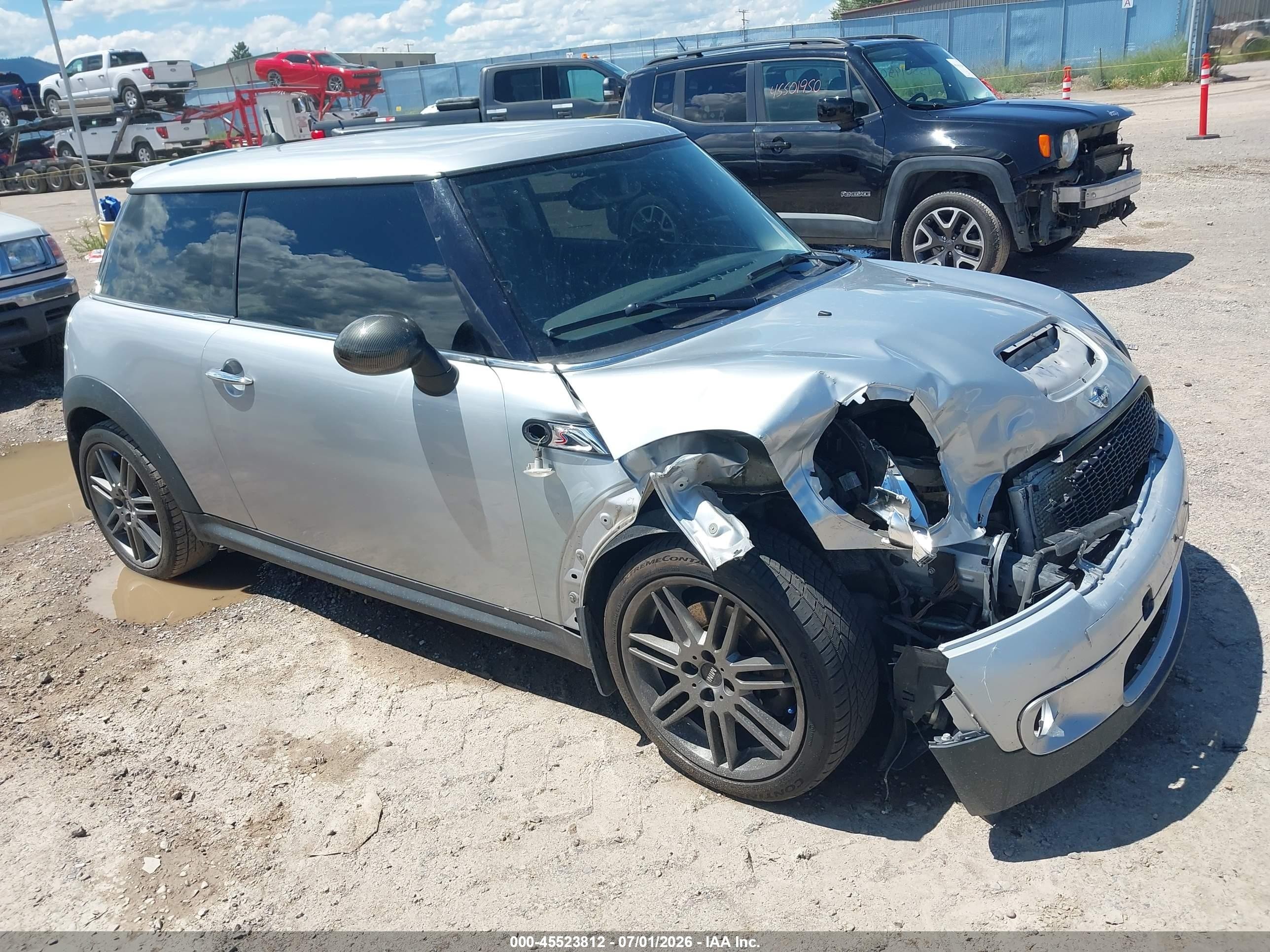 2009 MINI Hardtop S, VIN WMWMF73559TT94247 — Перед