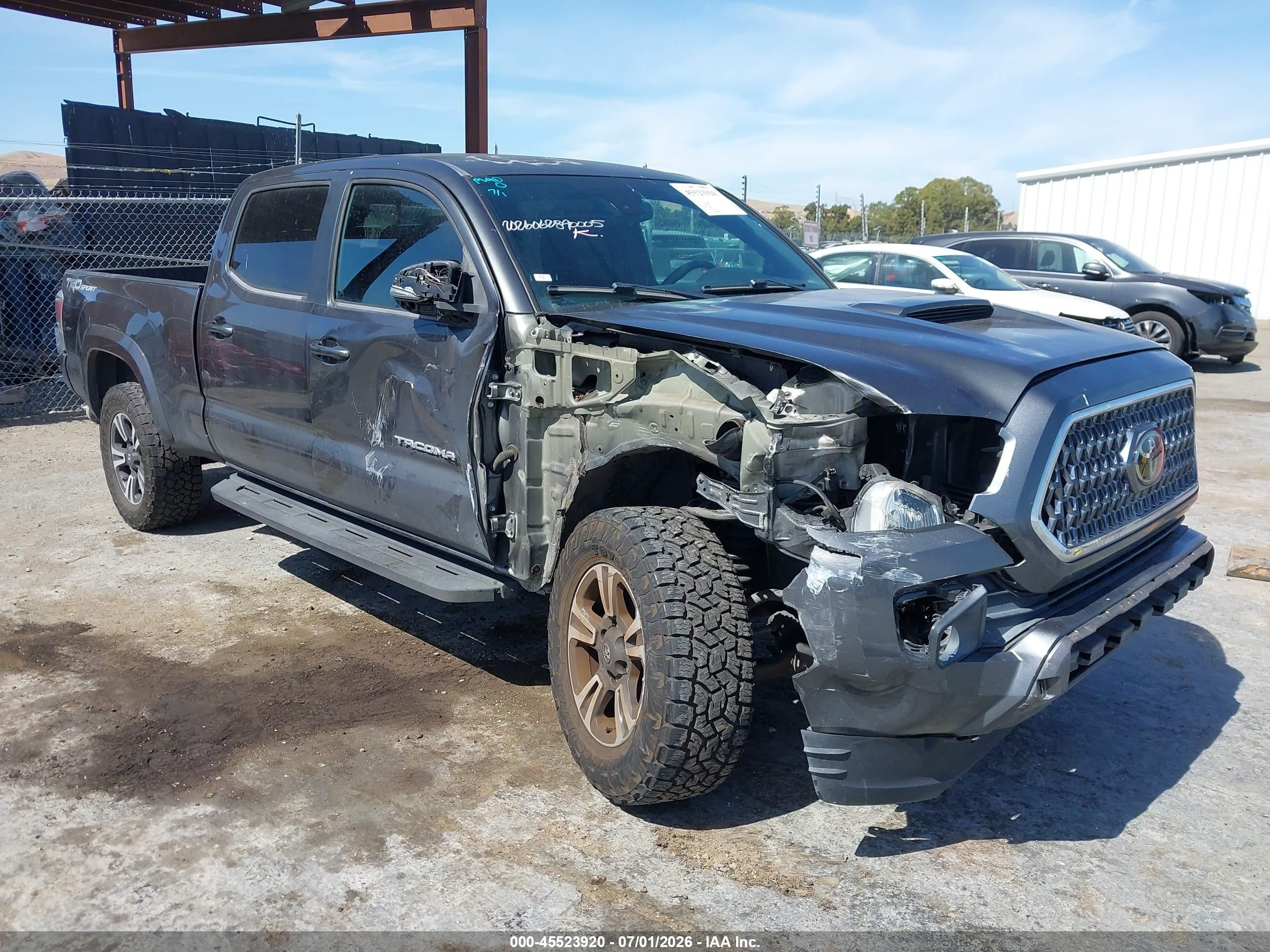 2018 Toyota Tacoma TRD Sport, VIN 3TMBZ5DN3JM016760 — Перед