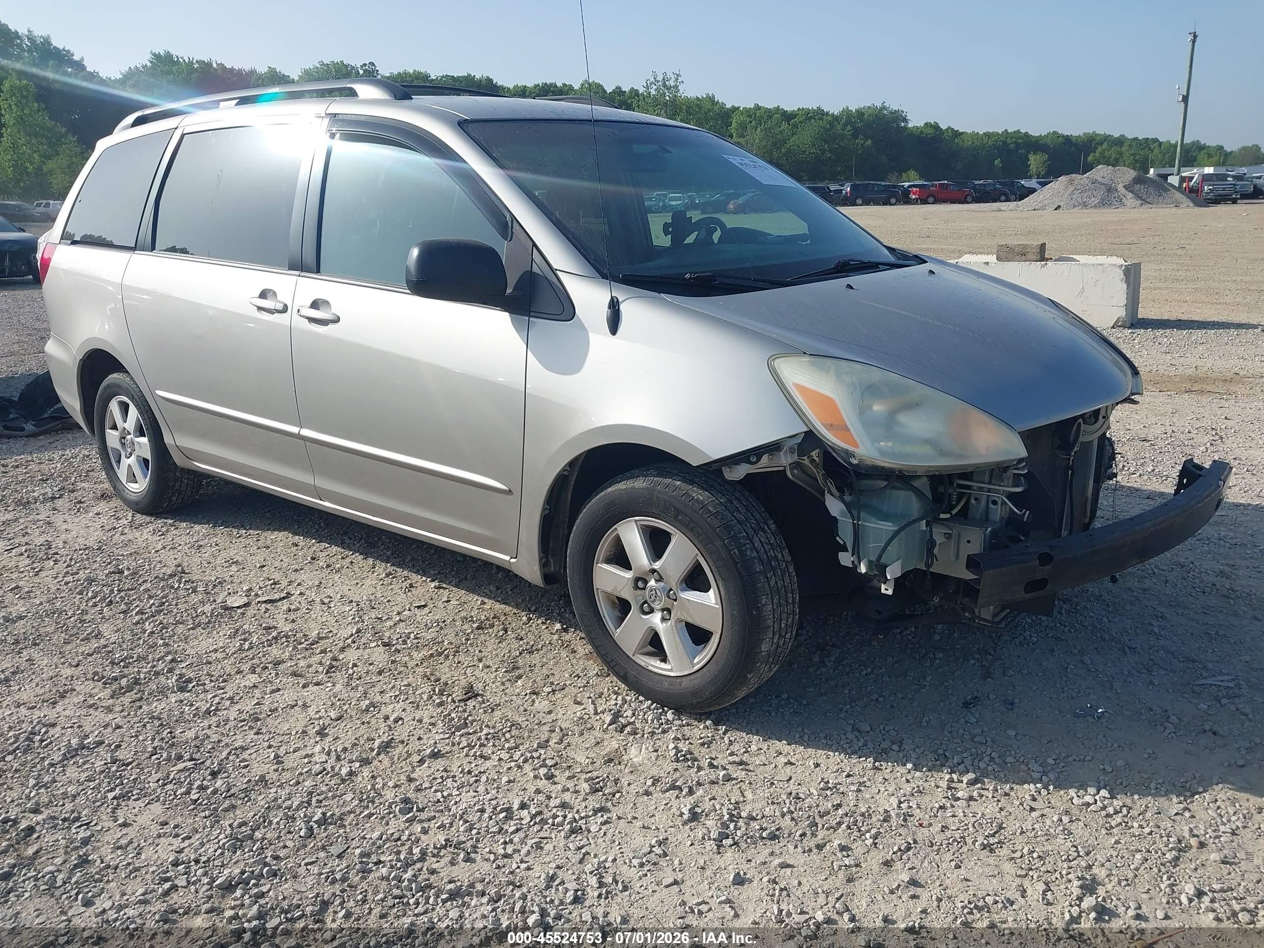 2005 Toyota Sienna LE, VIN 5TDZA23C15S241026 — Front end